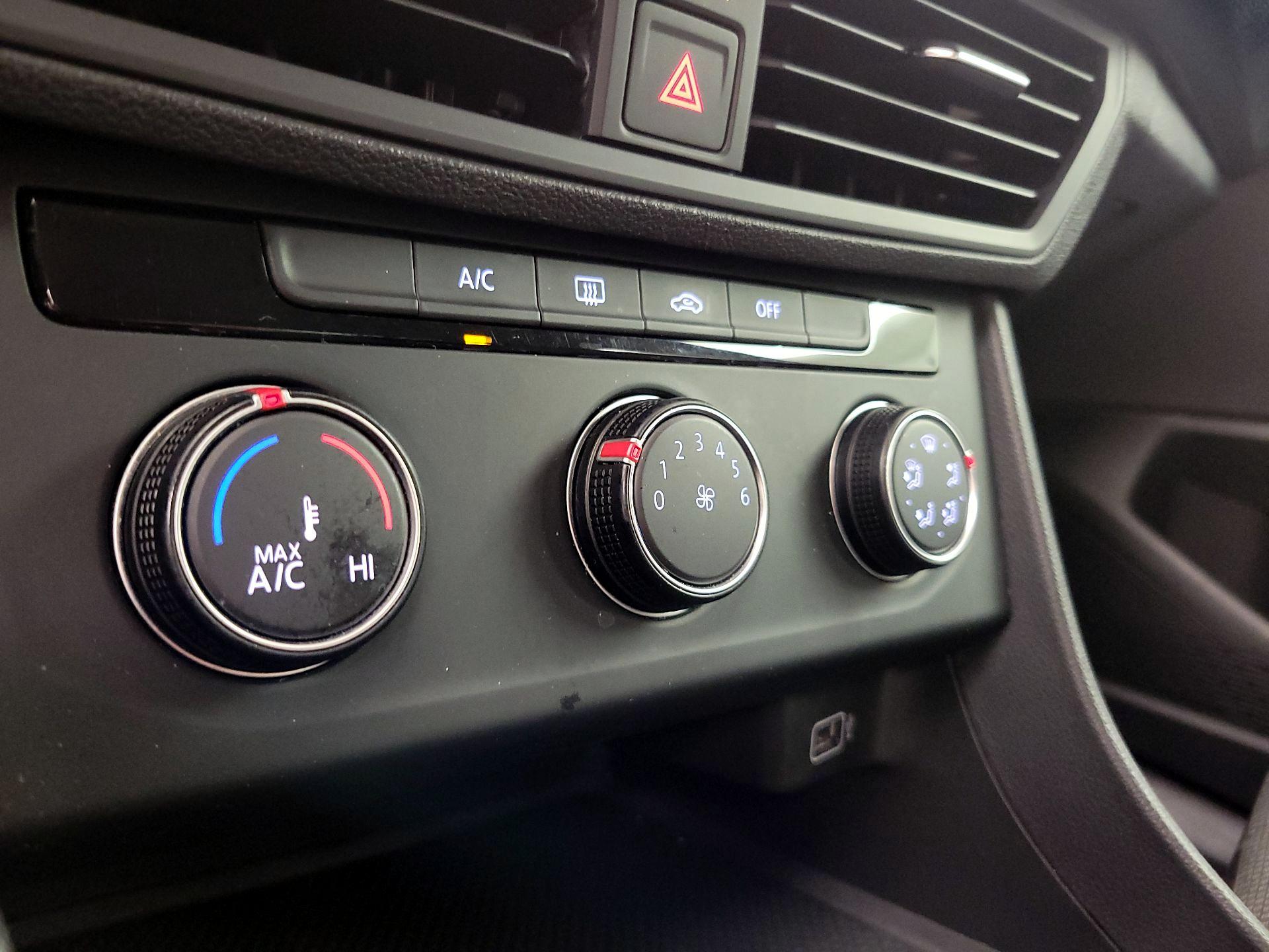 Thumbnail: 2019 Volkswagen Jetta - 16