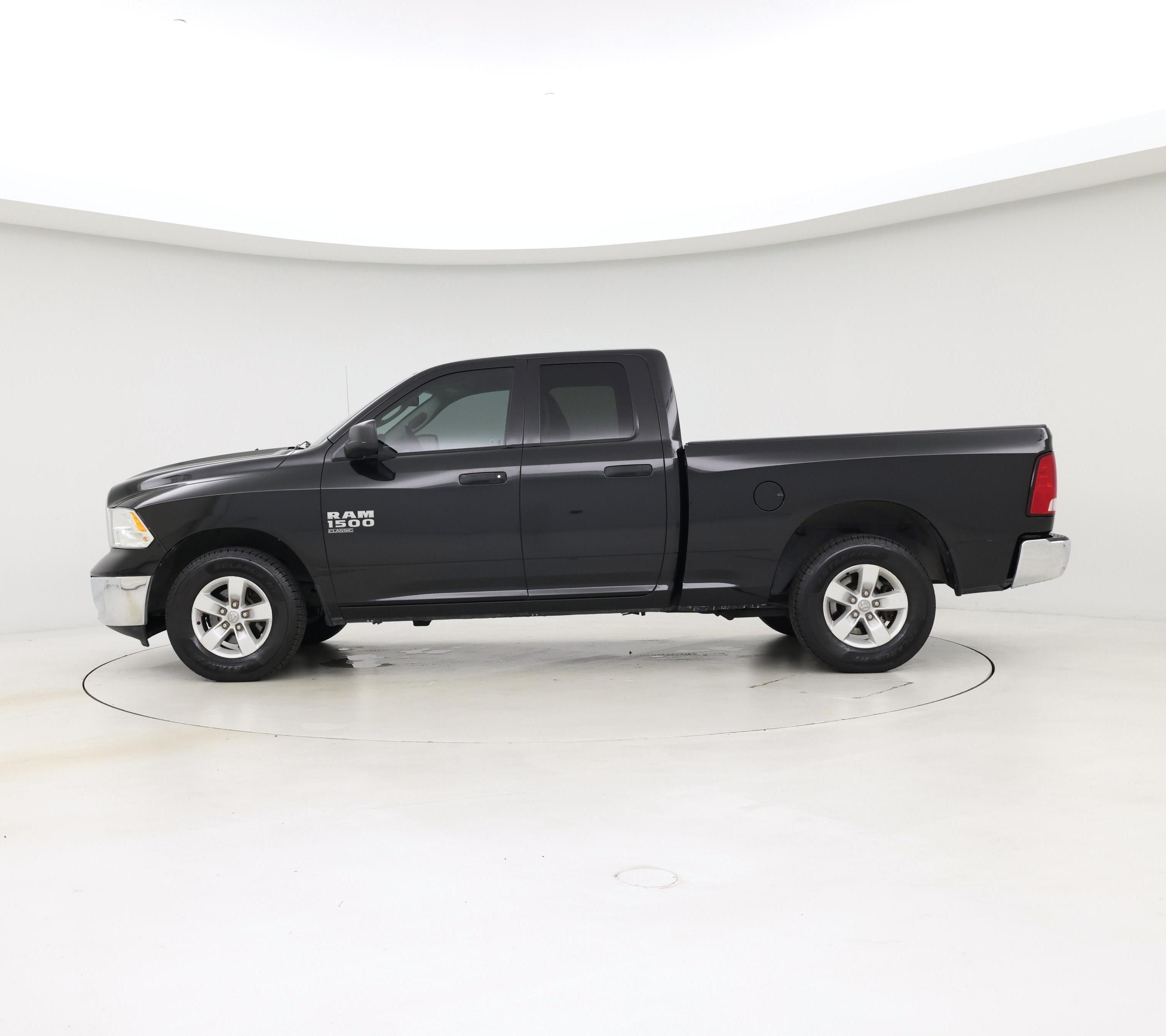 Thumbnail: 2019 RAM 1500 Classic - 3