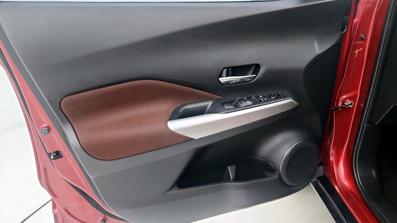 2019 Nissan Kicks SR 12
