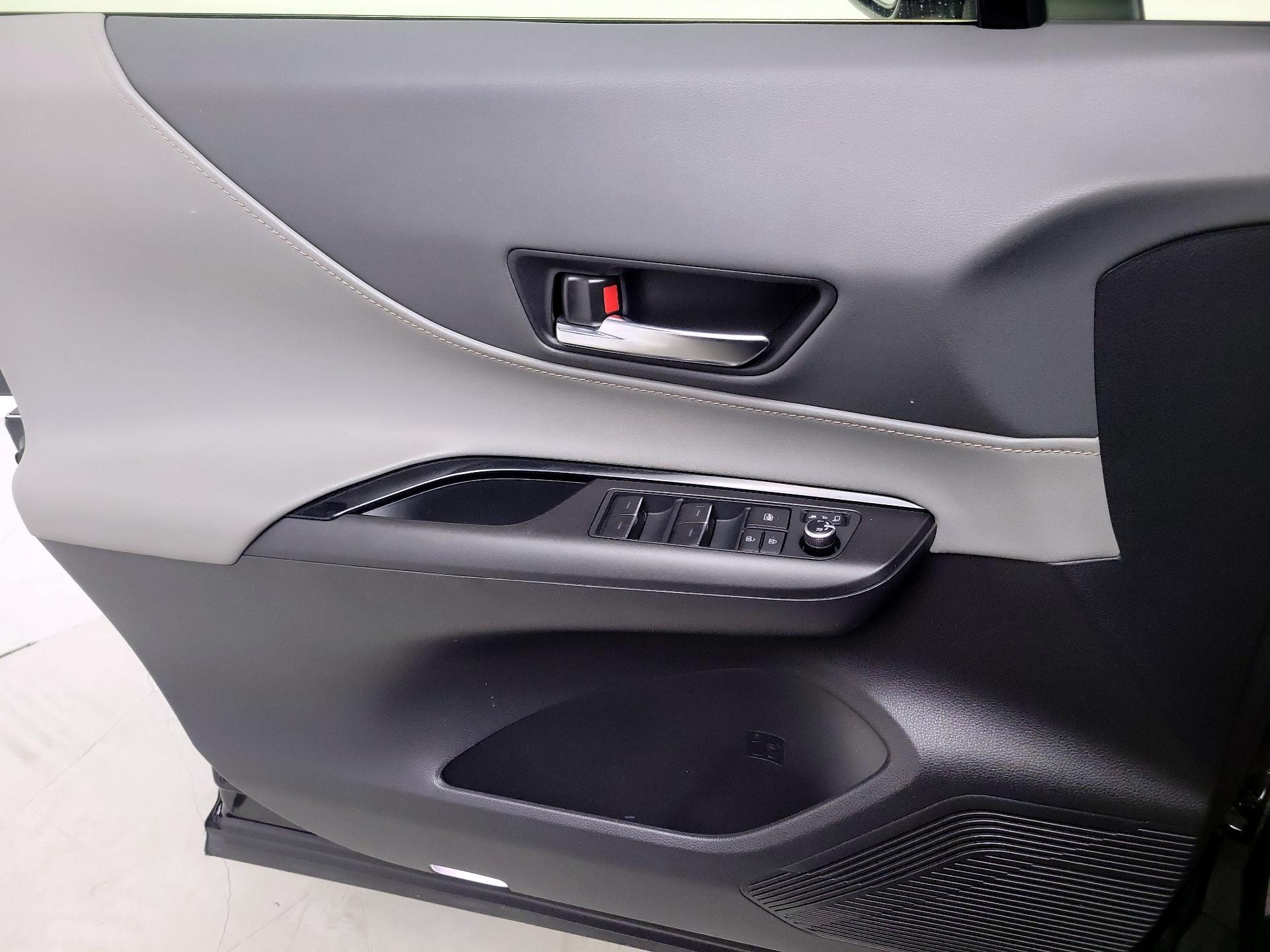 Thumbnail: 2021 Toyota Venza - 12