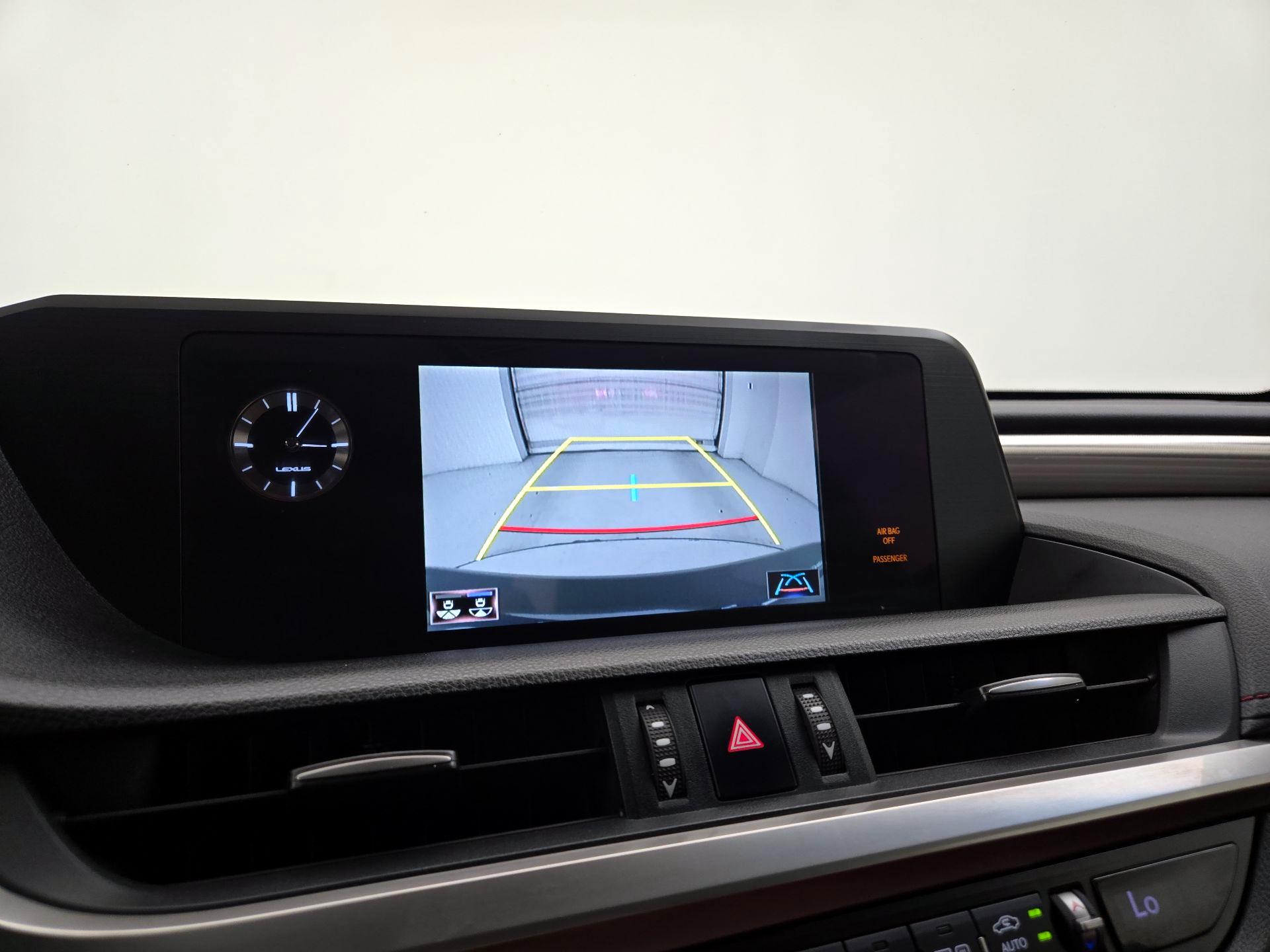 Thumbnail: 2021 Lexus ES - 14