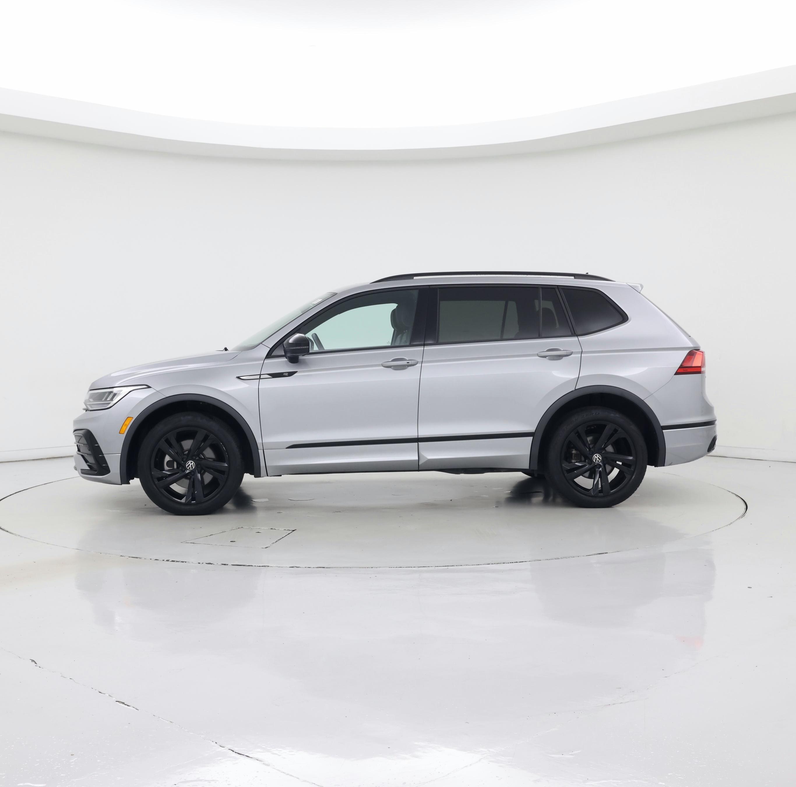 Thumbnail: 2023 Volkswagen Tiguan - 3