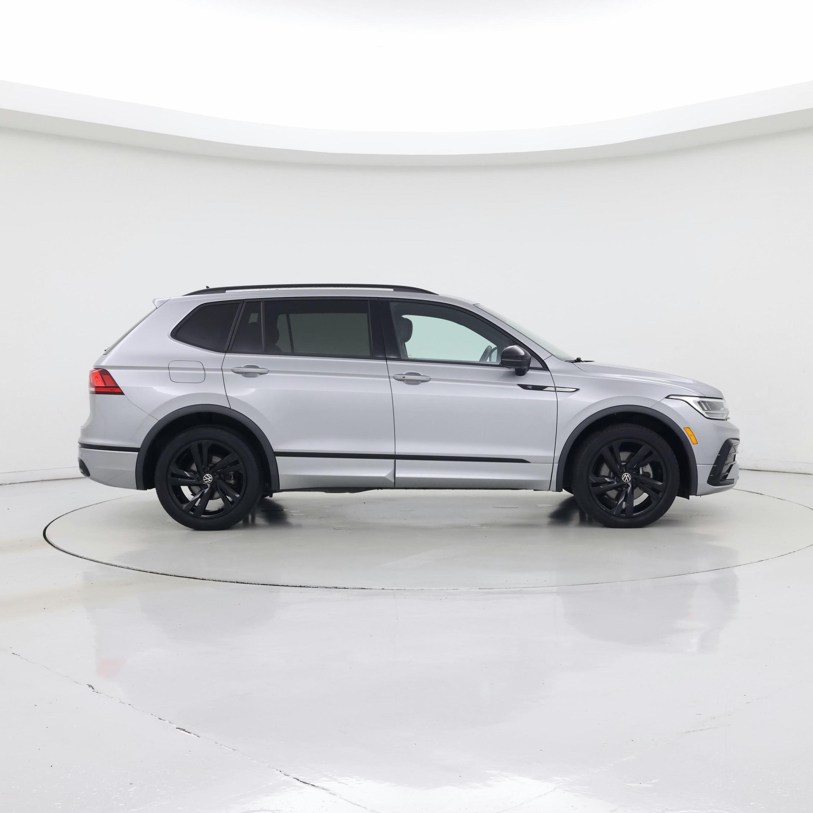 Thumbnail: 2023 Volkswagen Tiguan - 7