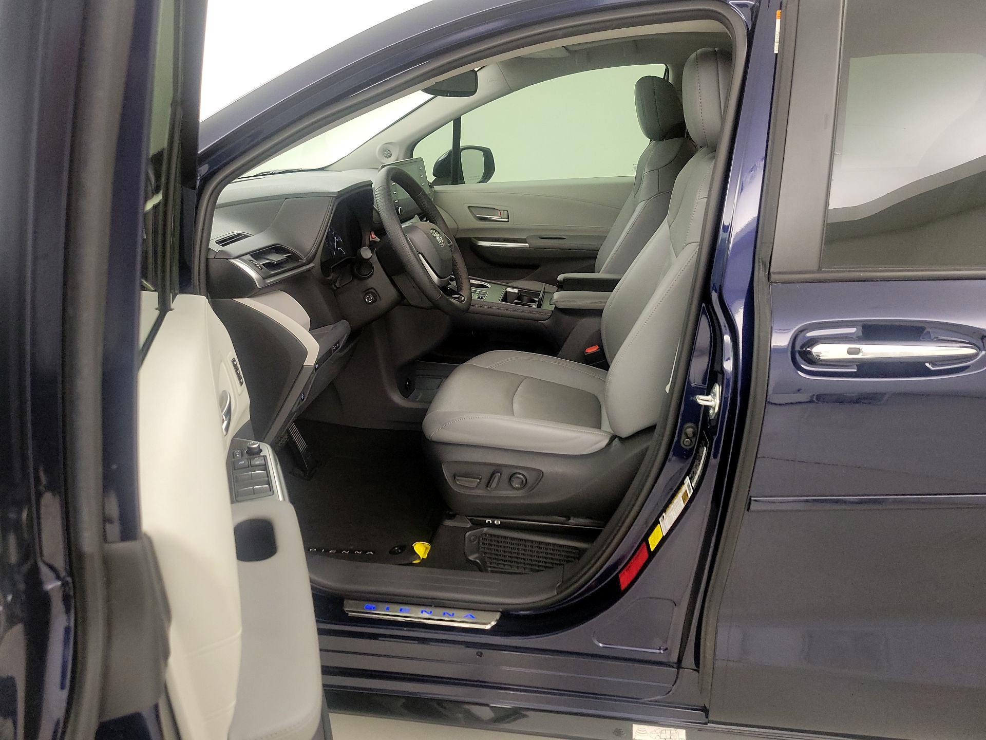Thumbnail: 2022 Toyota Sienna - 11