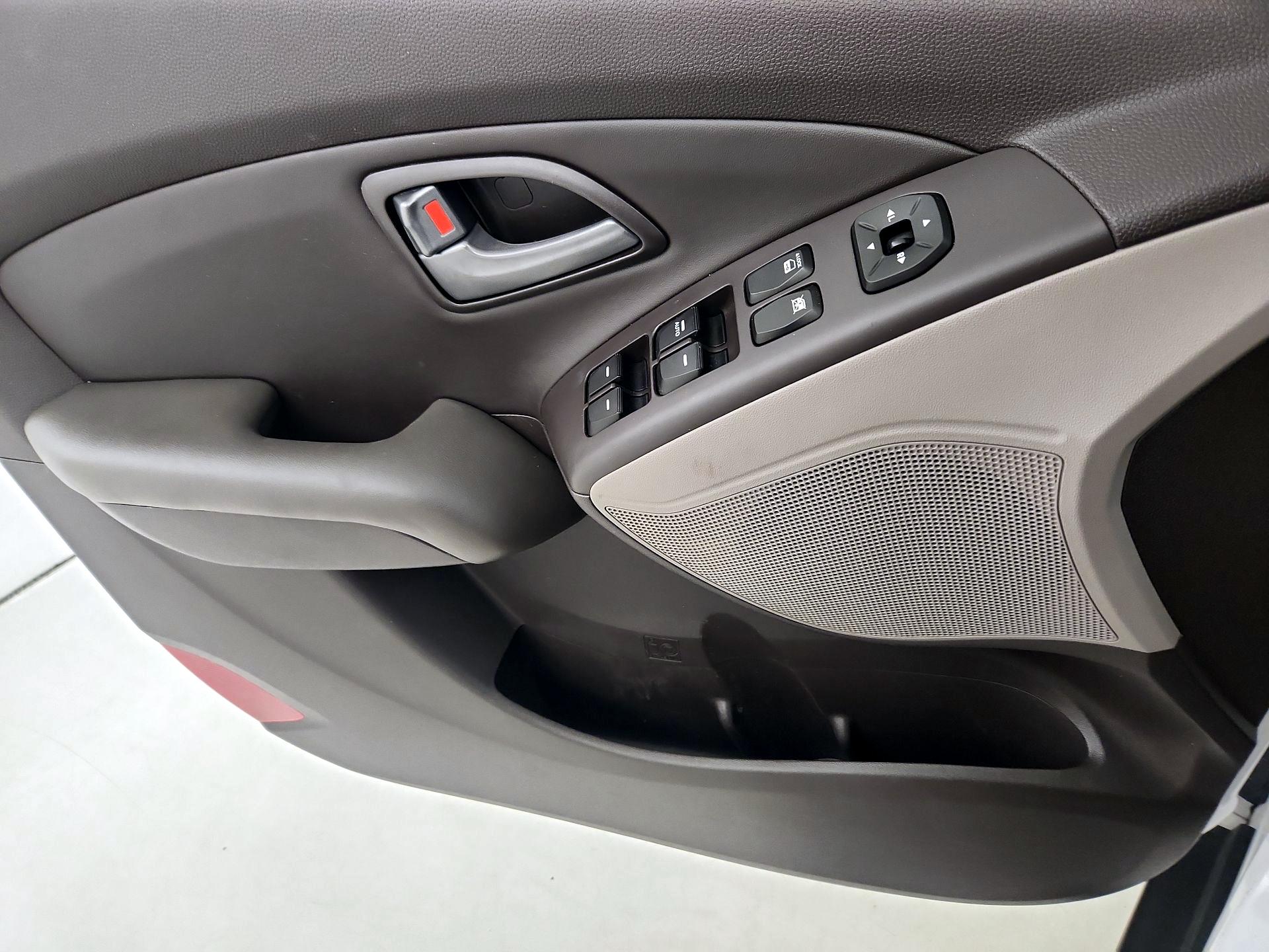 Thumbnail: 2015 Hyundai Tucson - 12
