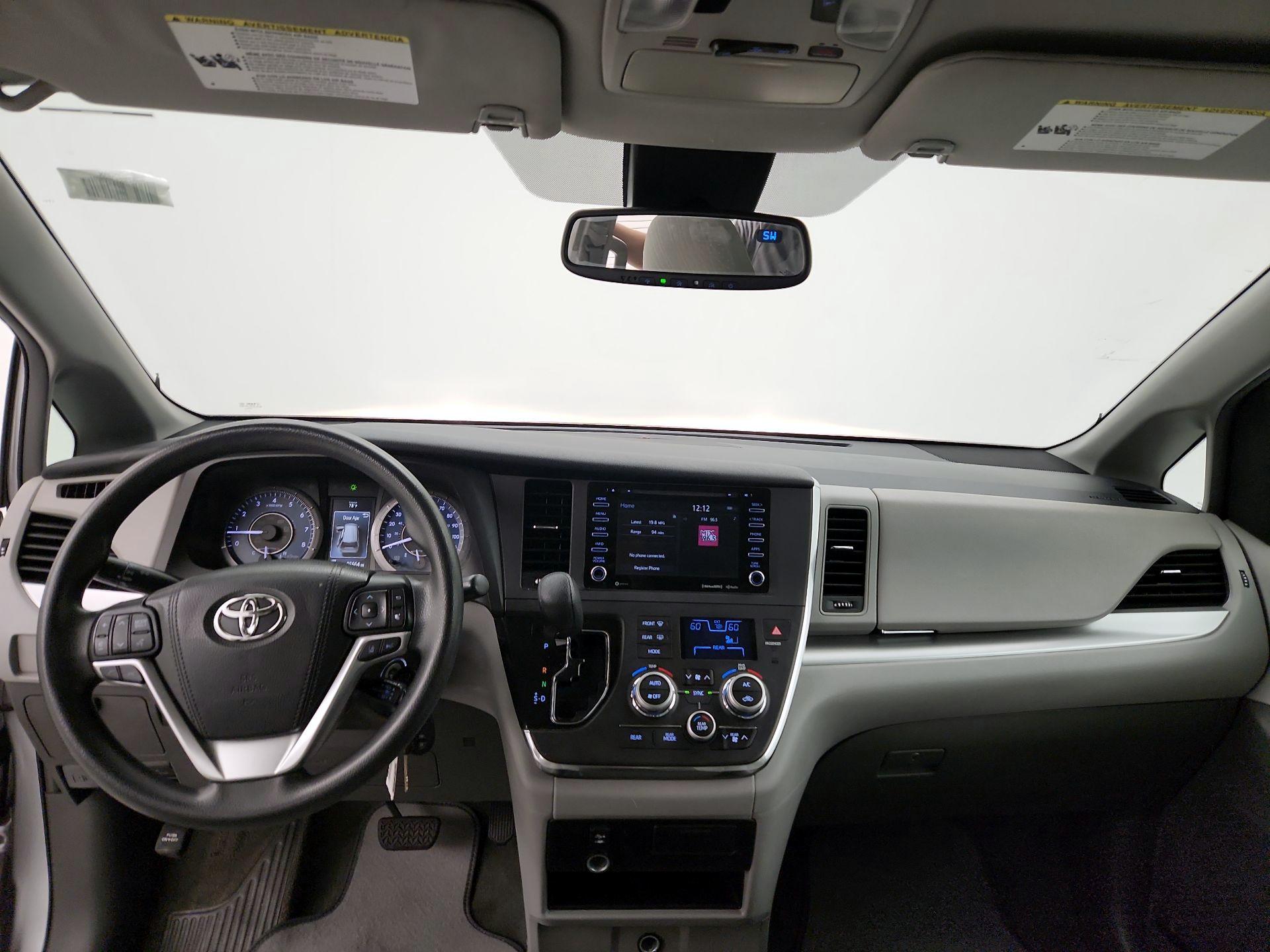 Thumbnail: 2018 Toyota Sienna - 9
