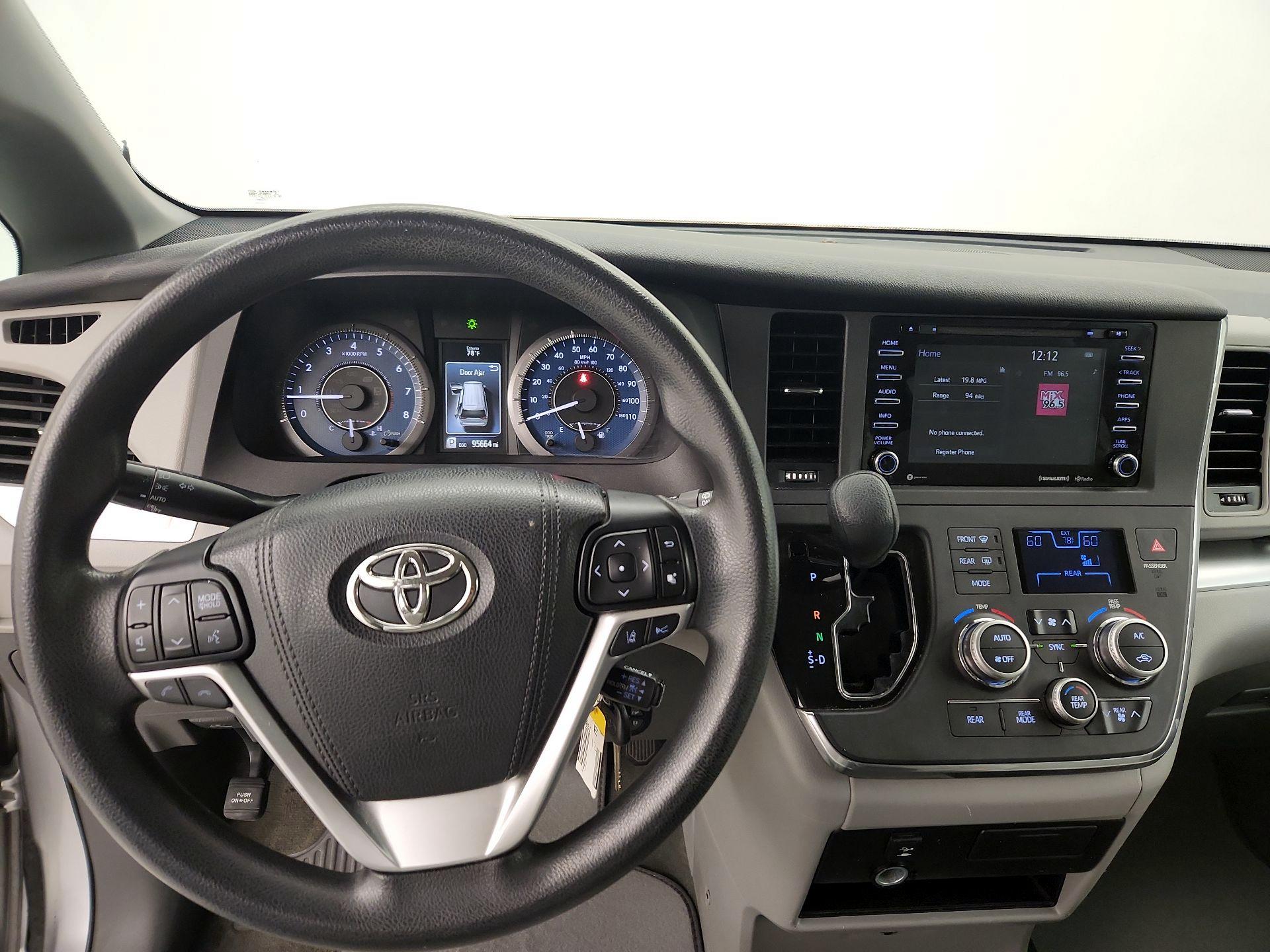 Thumbnail: 2018 Toyota Sienna - 10
