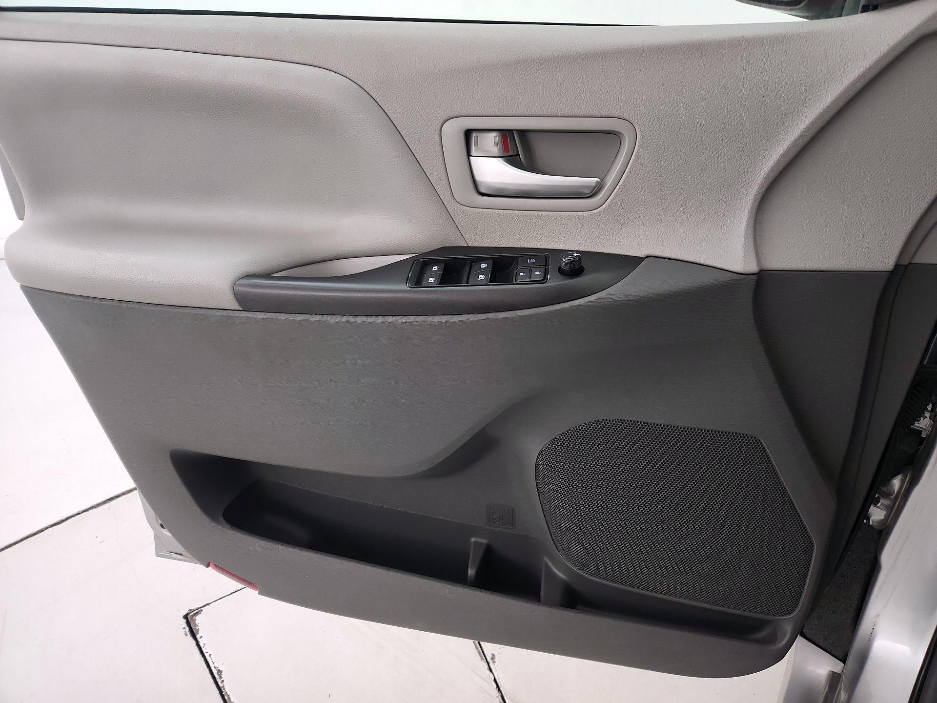 Thumbnail: 2018 Toyota Sienna - 12