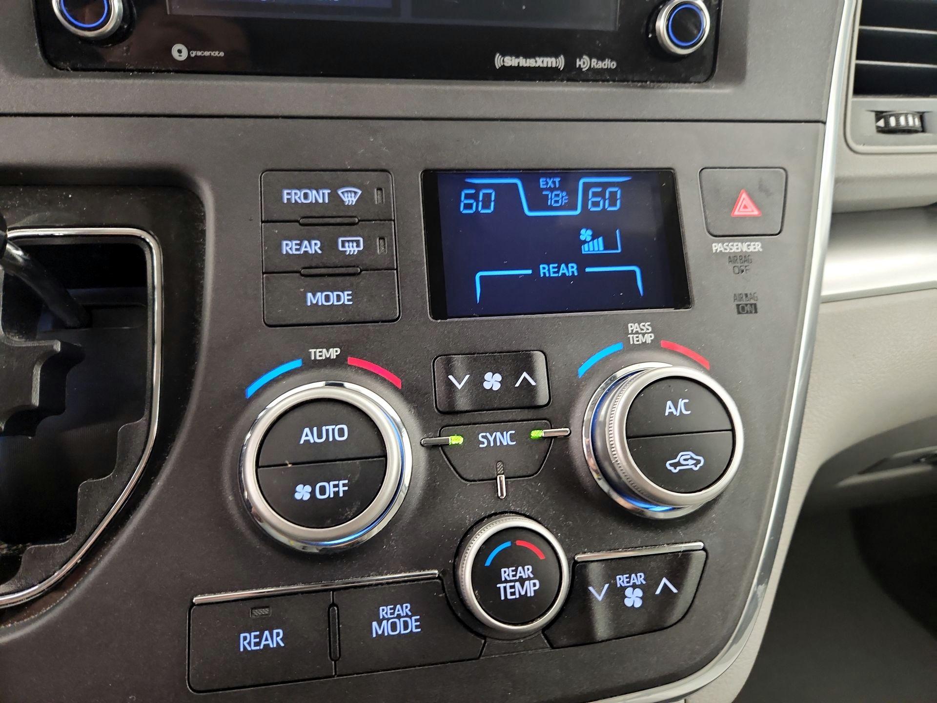 Thumbnail: 2018 Toyota Sienna - 16