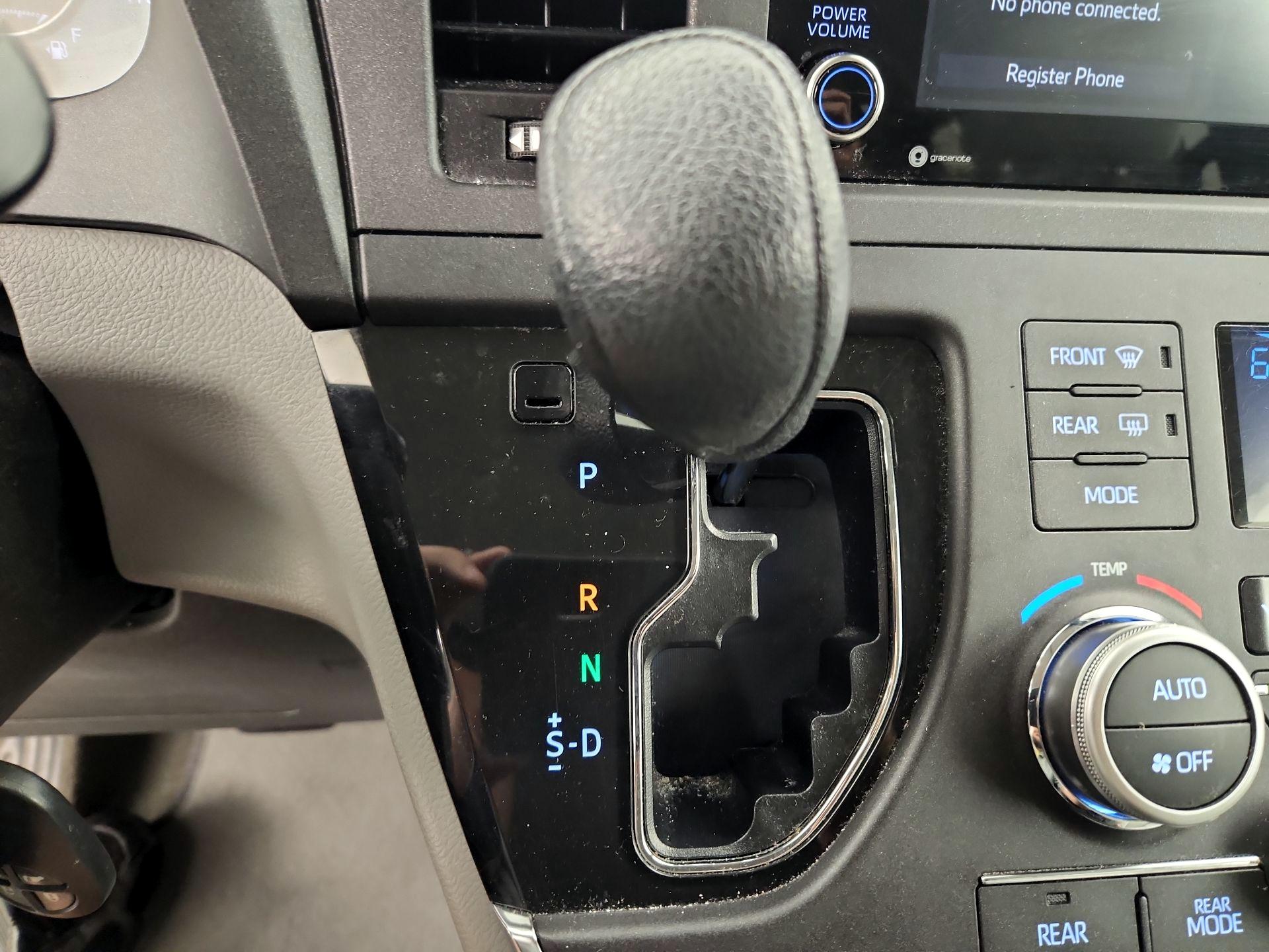 Thumbnail: 2018 Toyota Sienna - 17