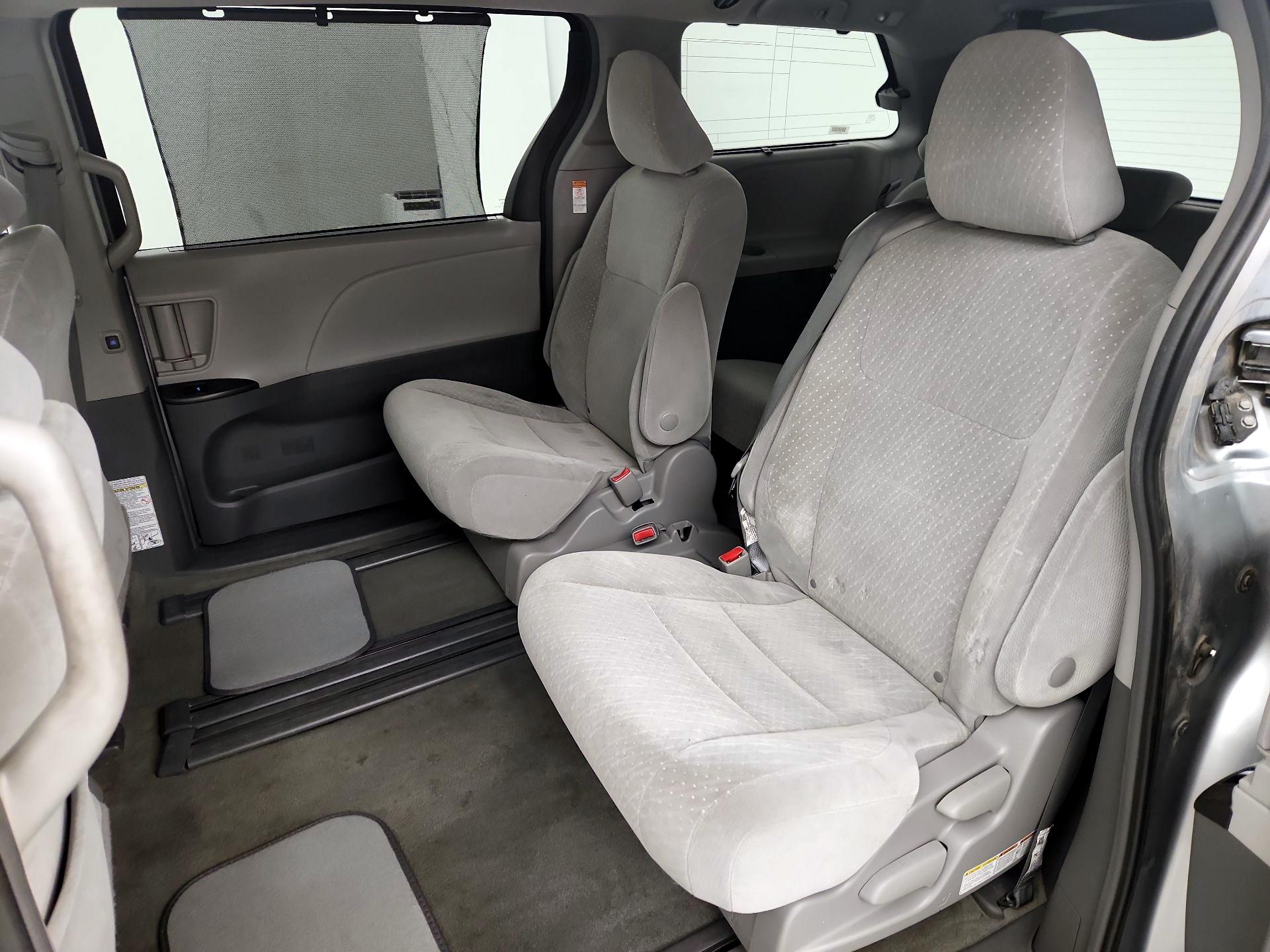 Thumbnail: 2018 Toyota Sienna - 19