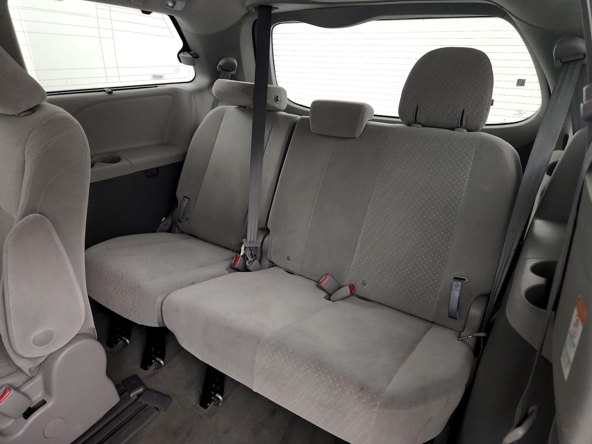 Thumbnail: 2018 Toyota Sienna - 20