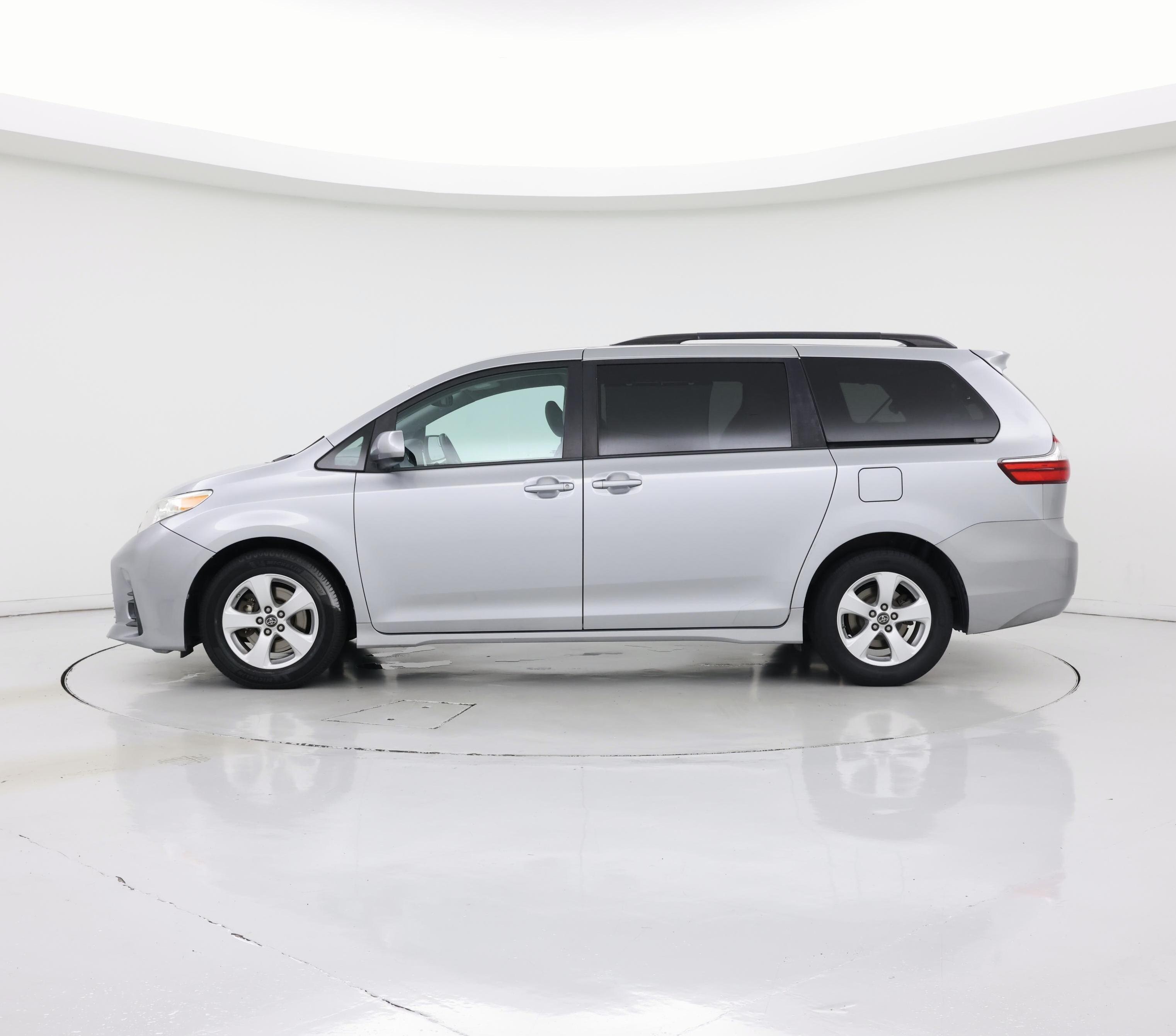 Thumbnail: 2018 Toyota Sienna - 3