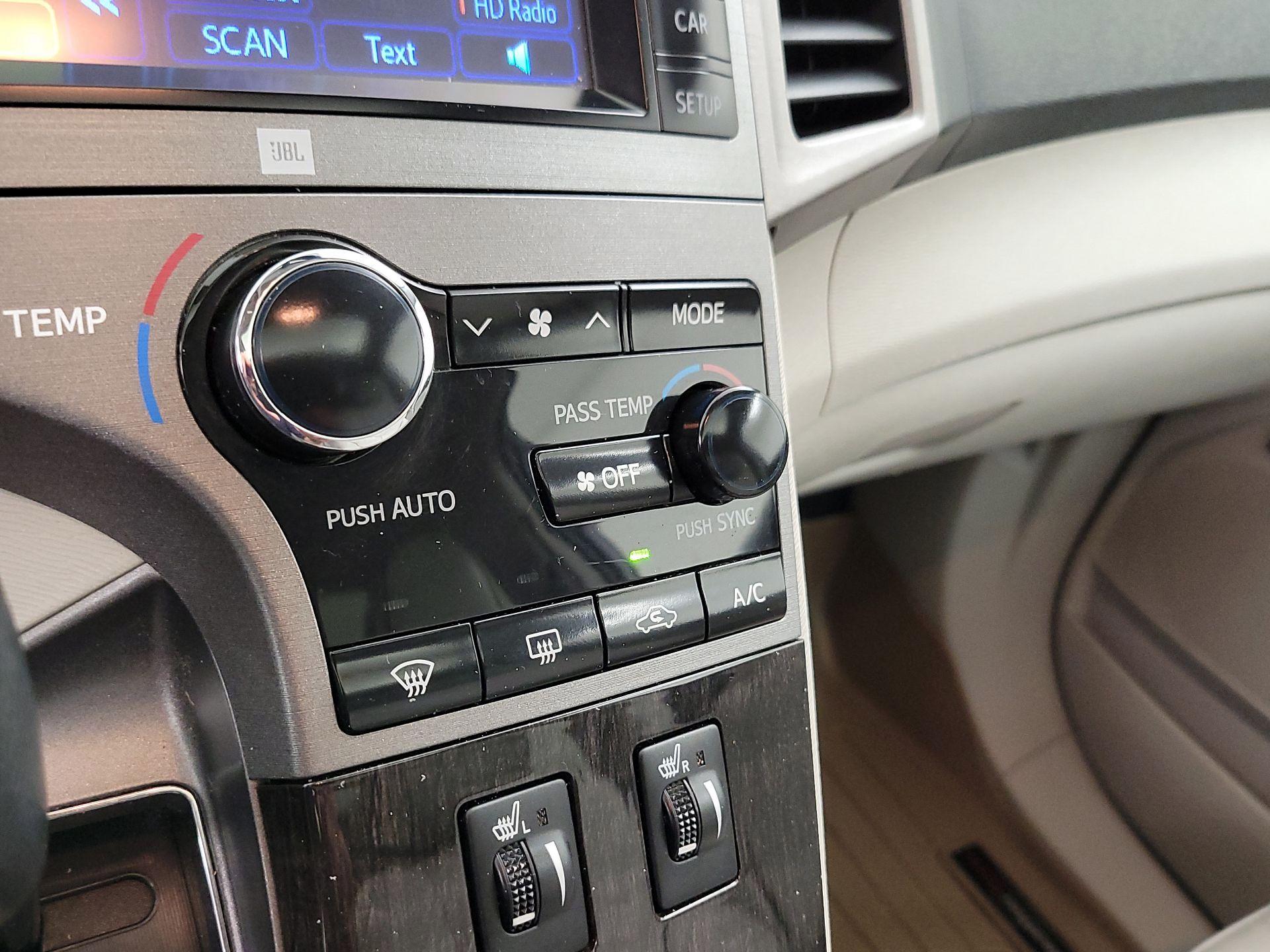Thumbnail: 2014 Toyota Venza - 16