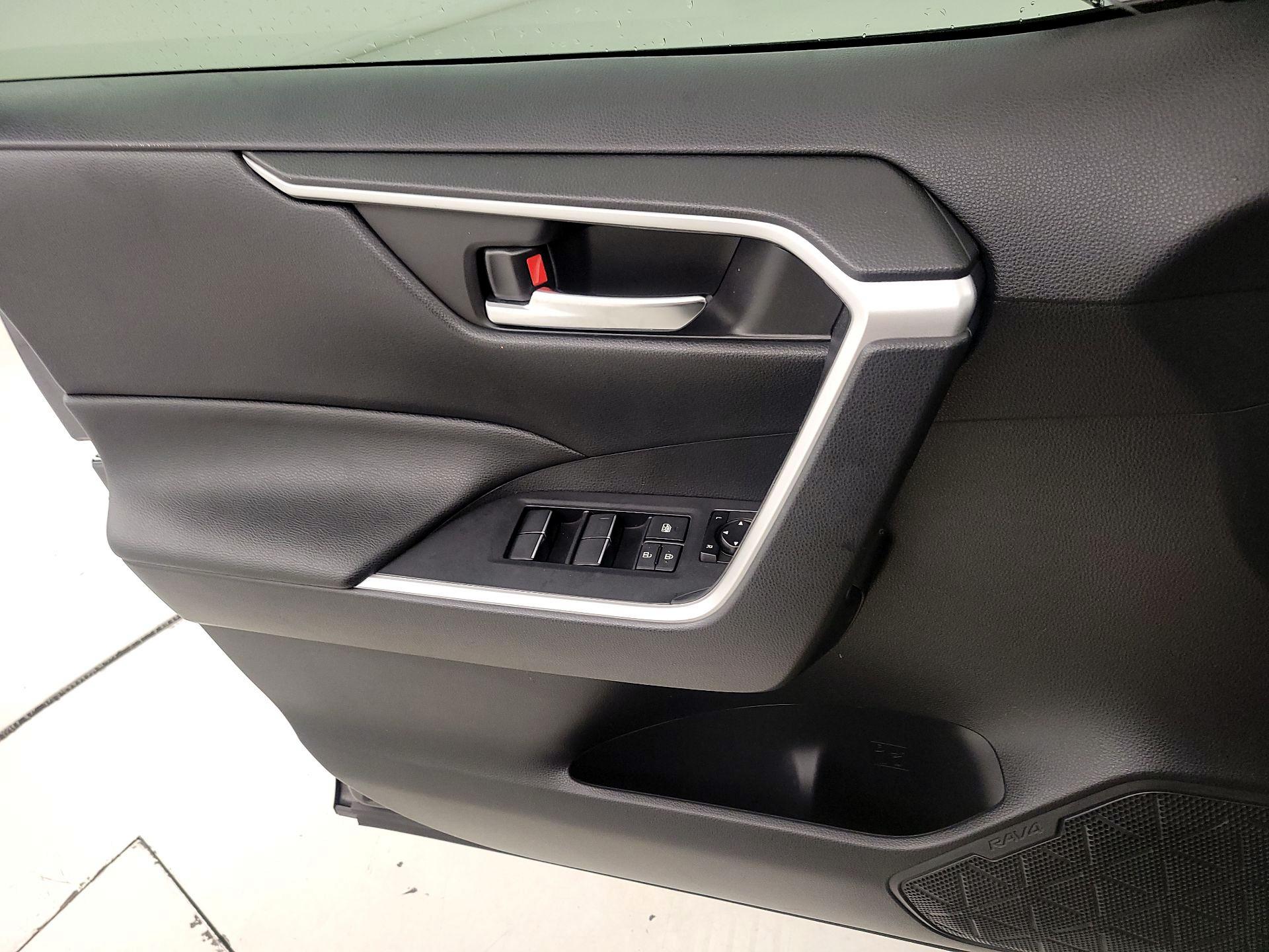 Thumbnail: 2019 Toyota RAV4 - 12