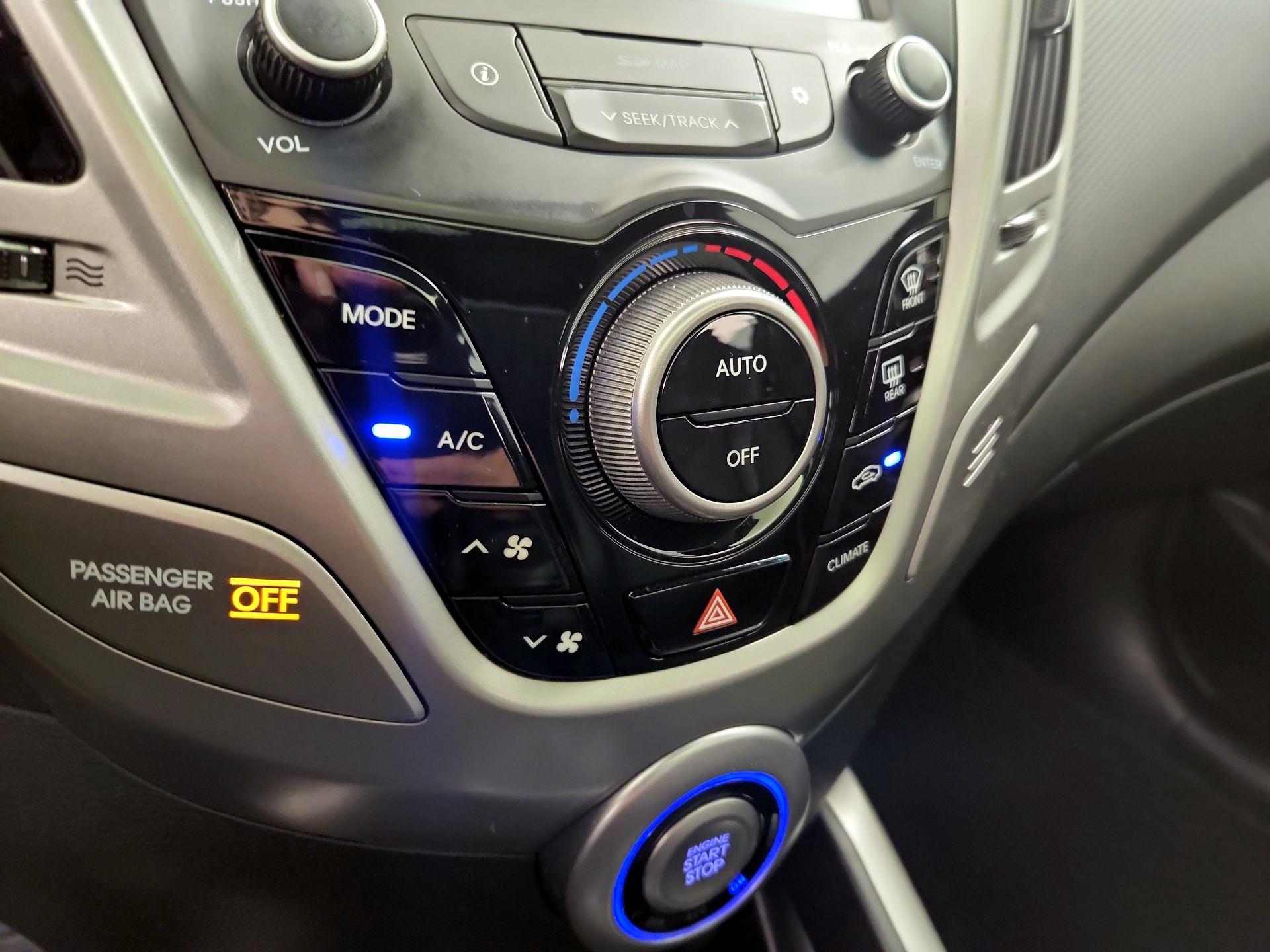 Thumbnail: 2016 Hyundai Veloster - 17