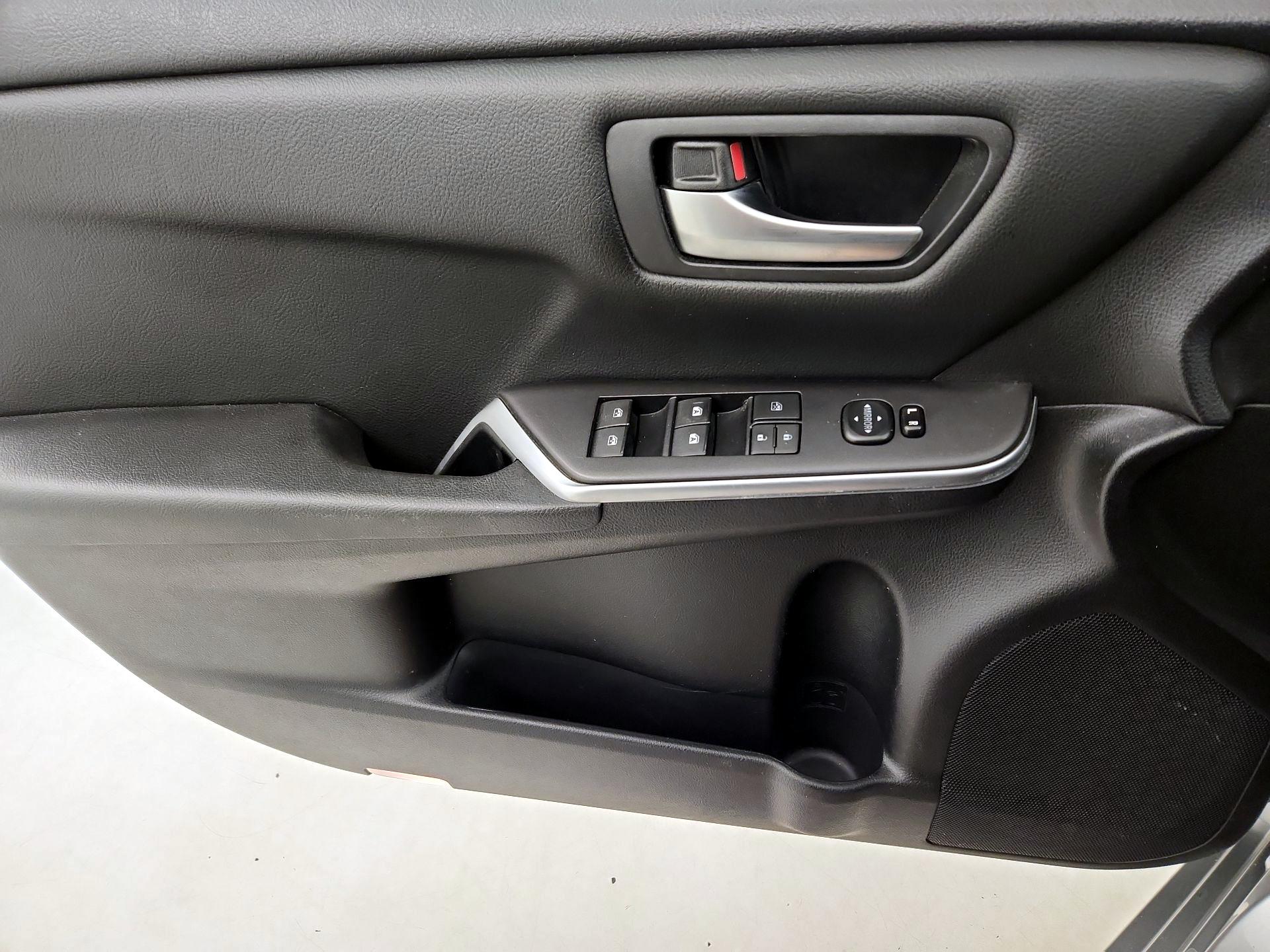 Thumbnail: 2016 Toyota Camry - 12