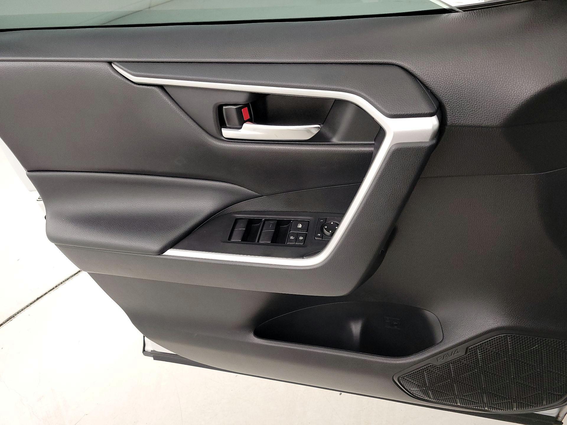 Thumbnail: 2020 Toyota RAV4 - 12