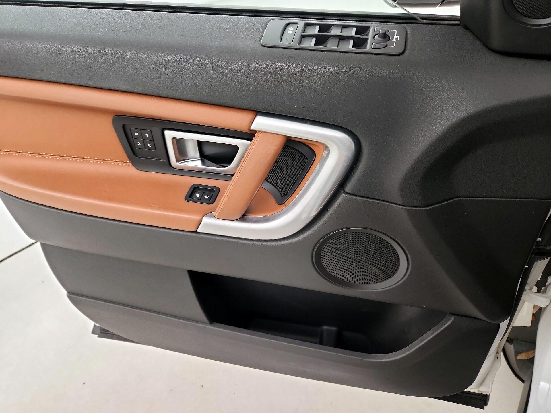 Thumbnail: 2015 Land Rover Discovery Sport - 12