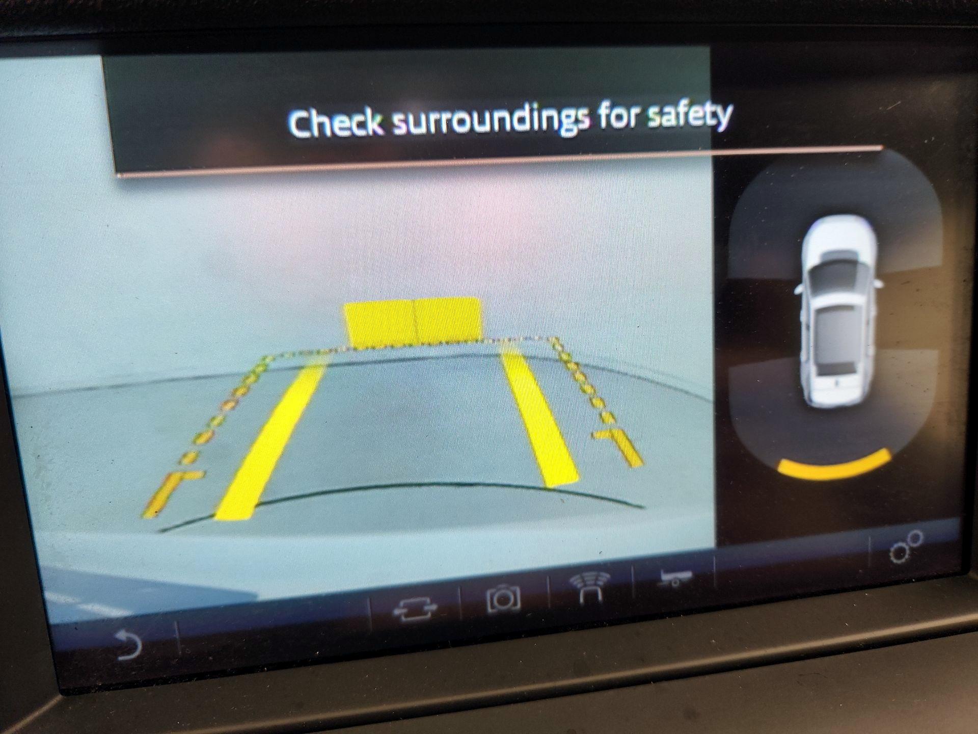 Thumbnail: 2015 Land Rover Discovery Sport - 14