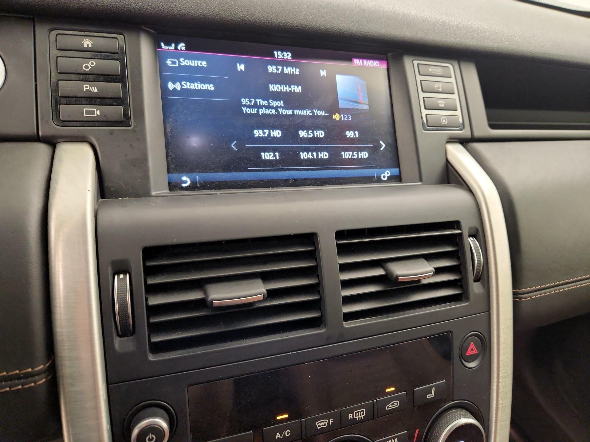 Thumbnail: 2015 Land Rover Discovery Sport - 15