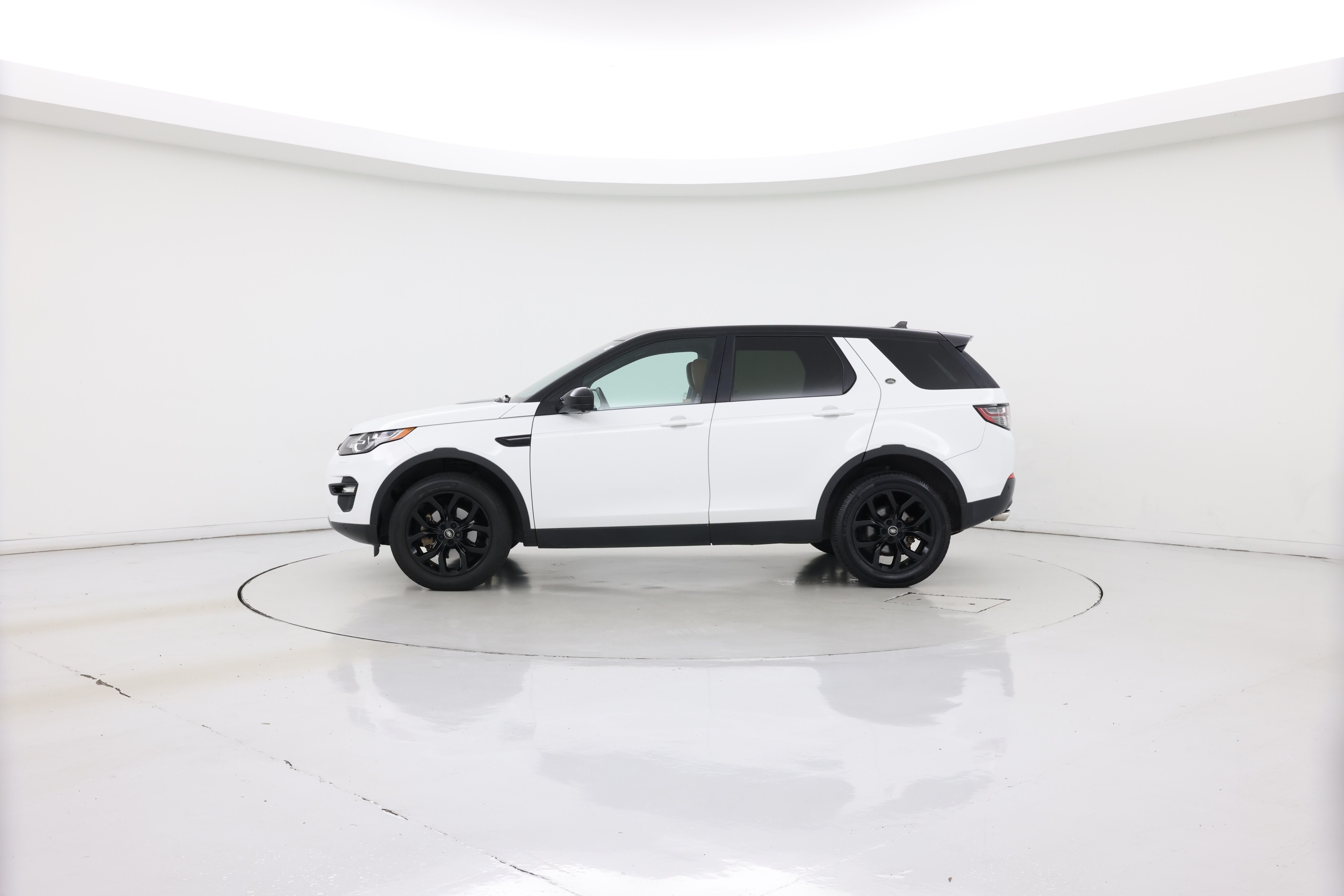 Thumbnail: 2015 Land Rover Discovery Sport - 3