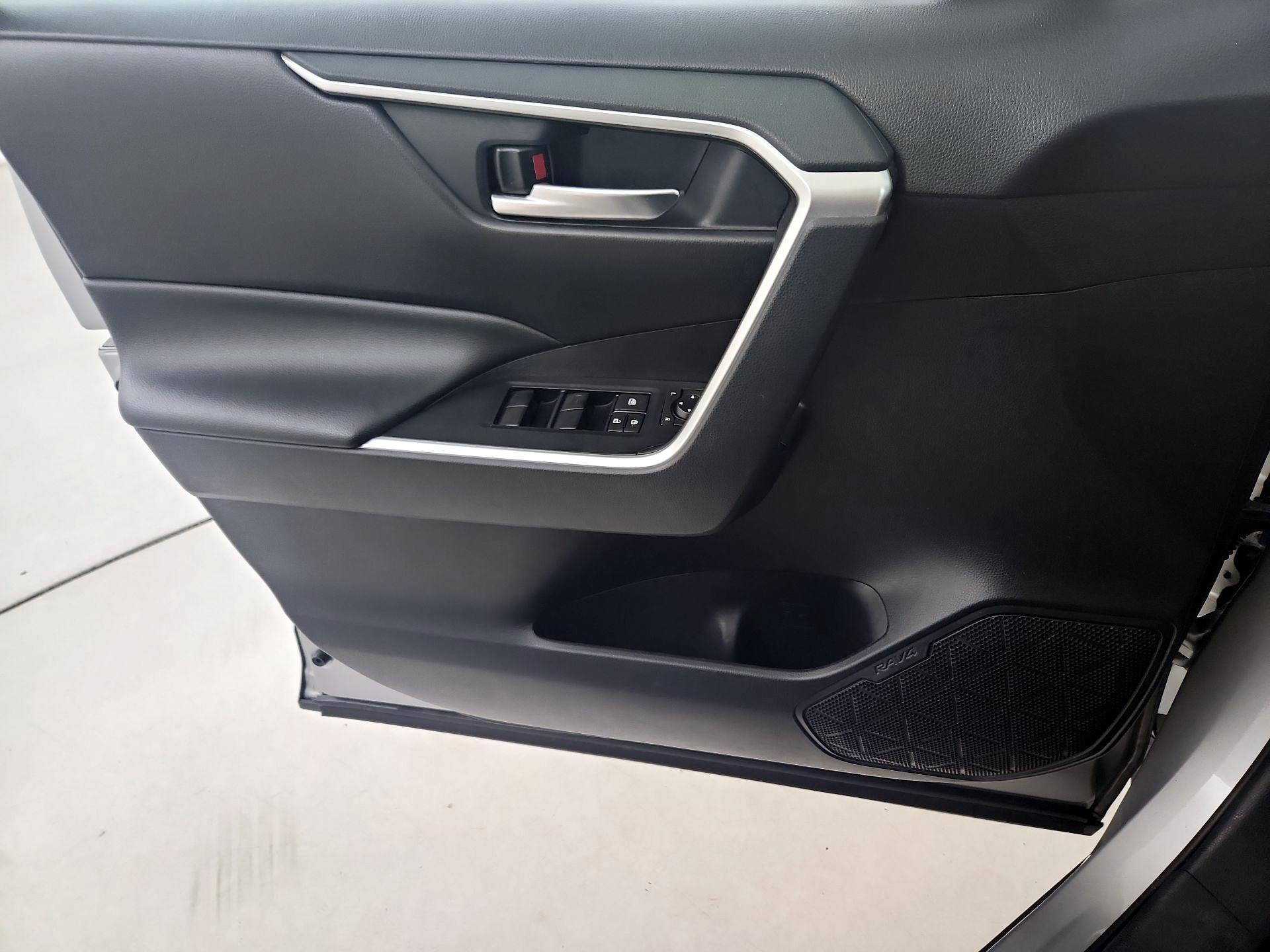 Thumbnail: 2019 Toyota RAV4 - 12