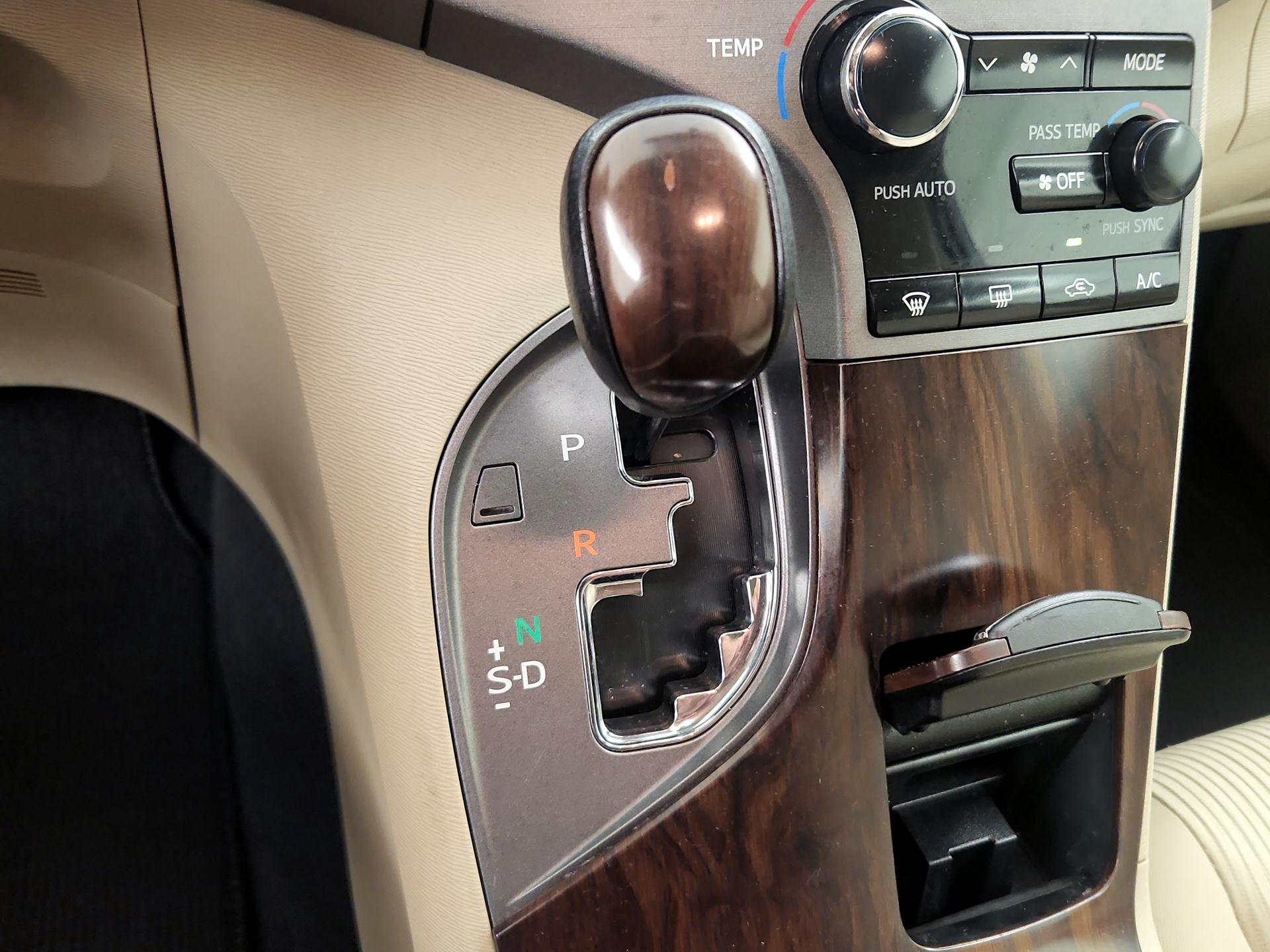 Thumbnail: 2013 Toyota Venza - 17