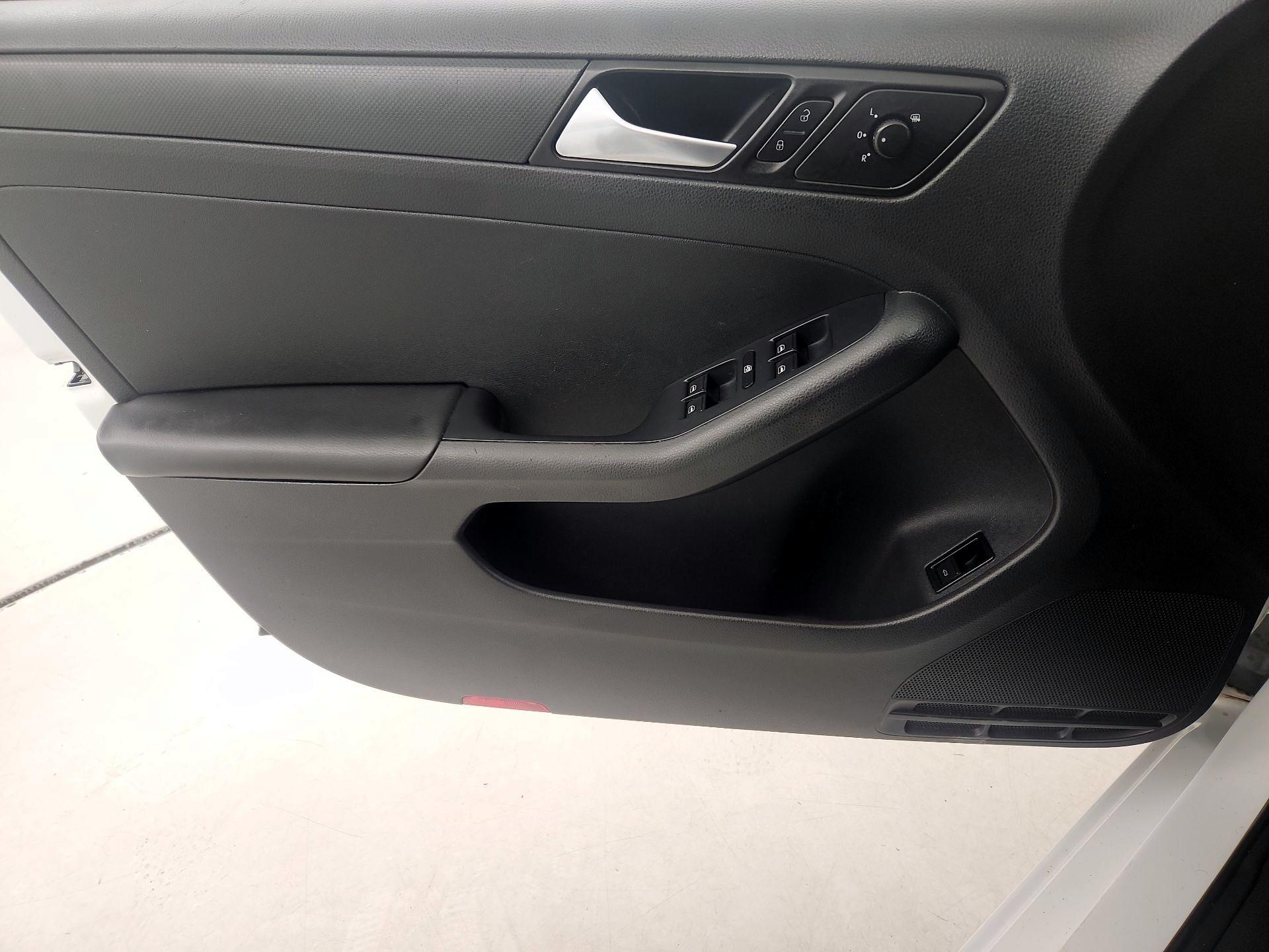 Thumbnail: 2014 Volkswagen Jetta - 12