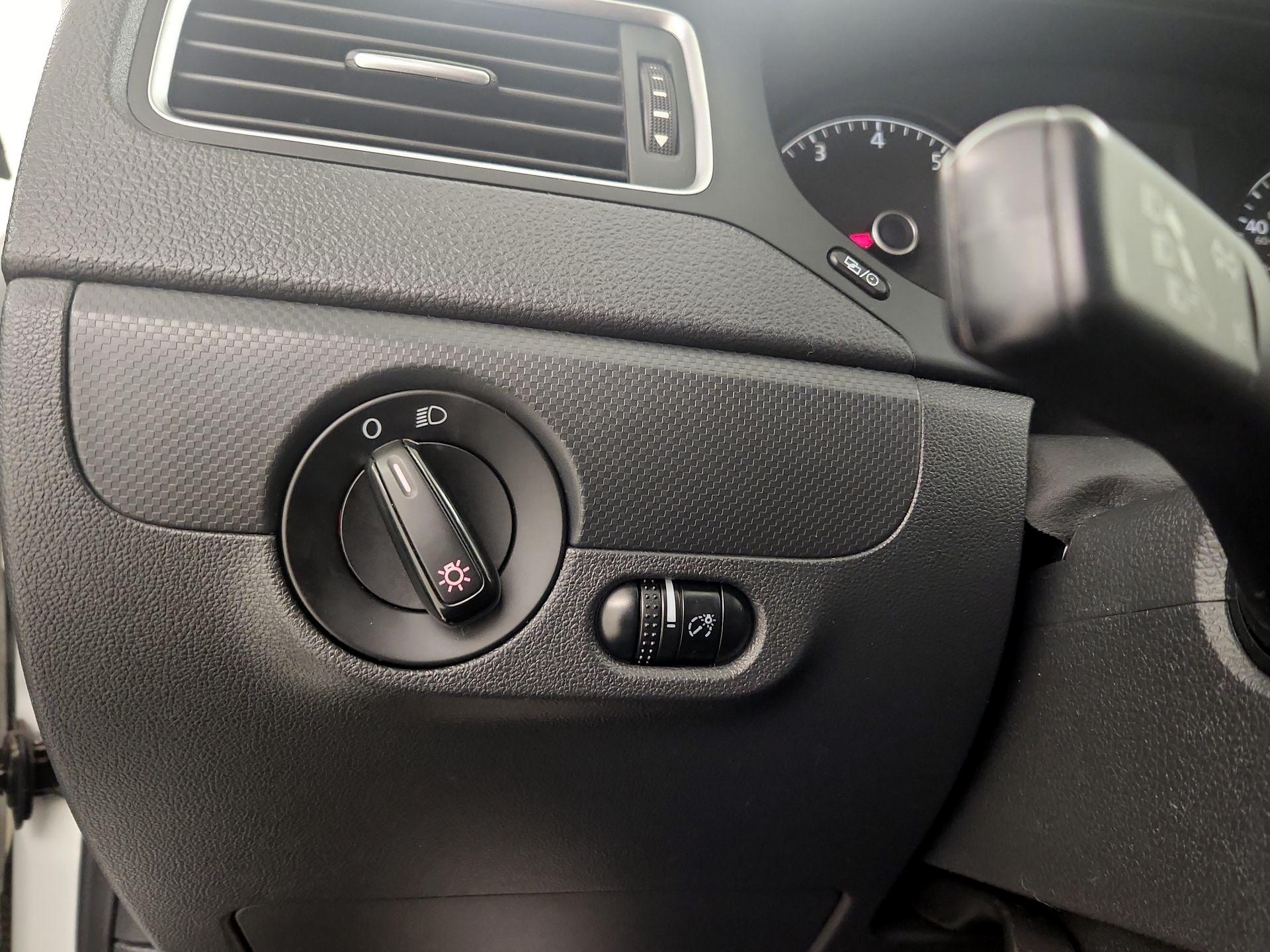 Thumbnail: 2014 Volkswagen Jetta - 13
