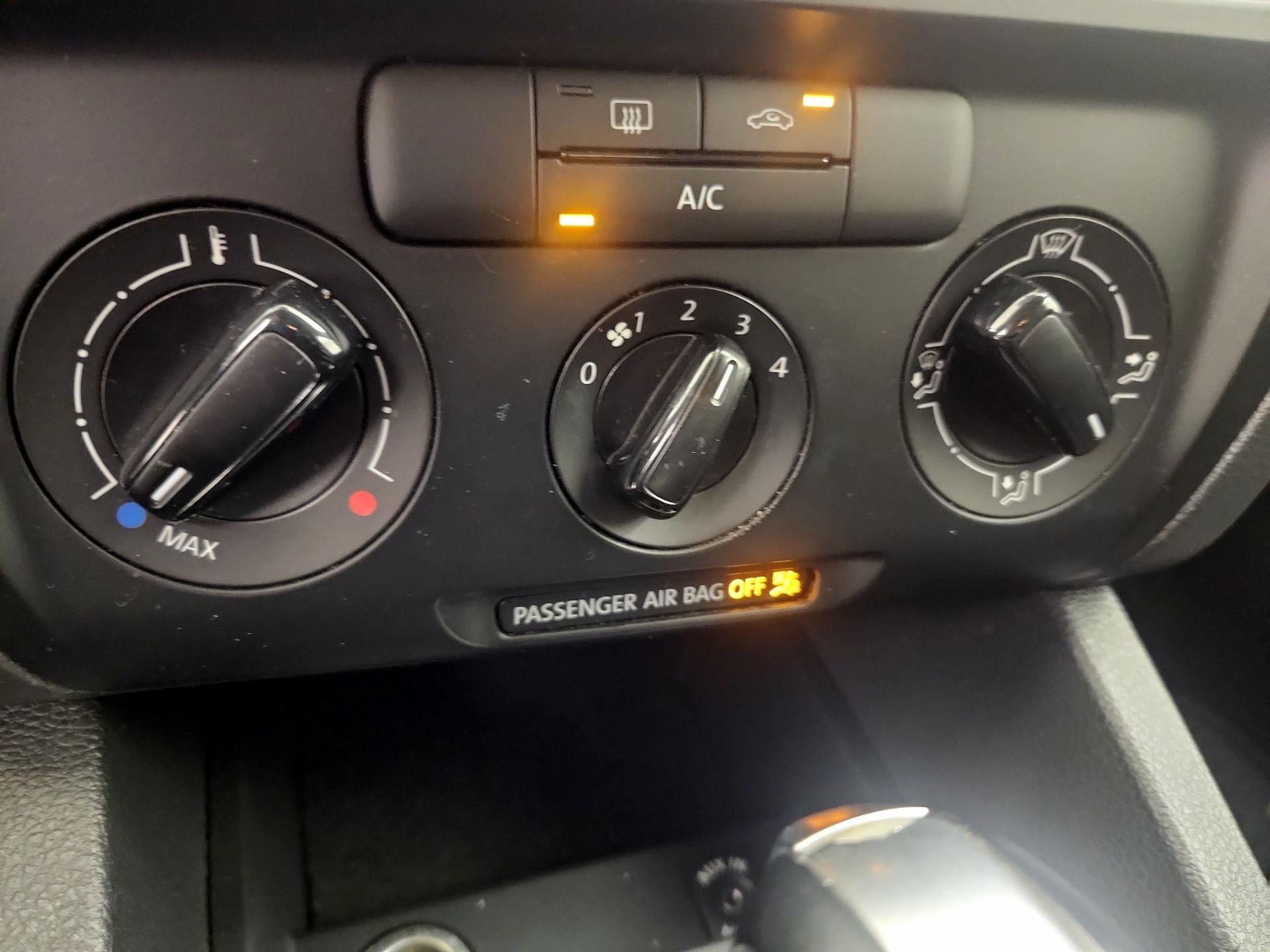 Thumbnail: 2014 Volkswagen Jetta - 15