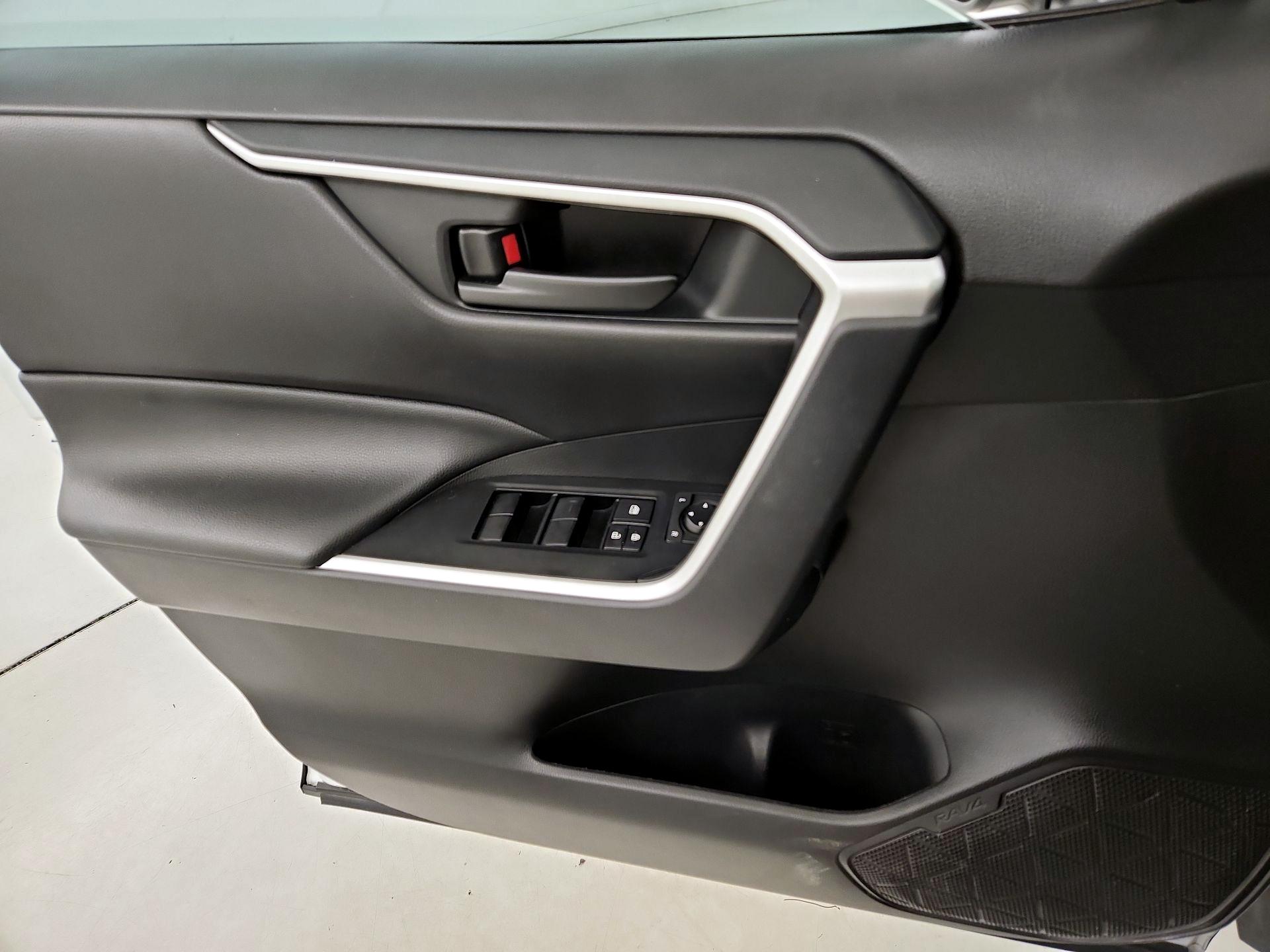 Thumbnail: 2020 Toyota RAV4 - 12