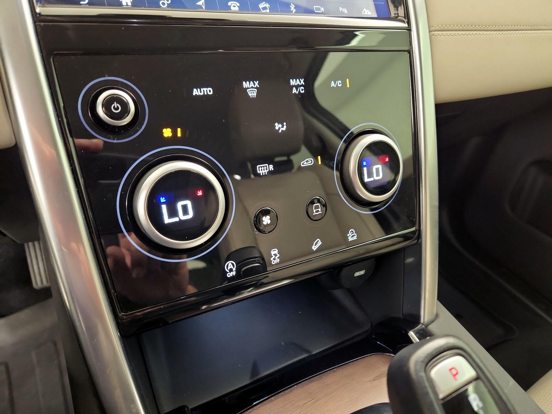 Thumbnail: 2020 Land Rover Discovery Sport - 17