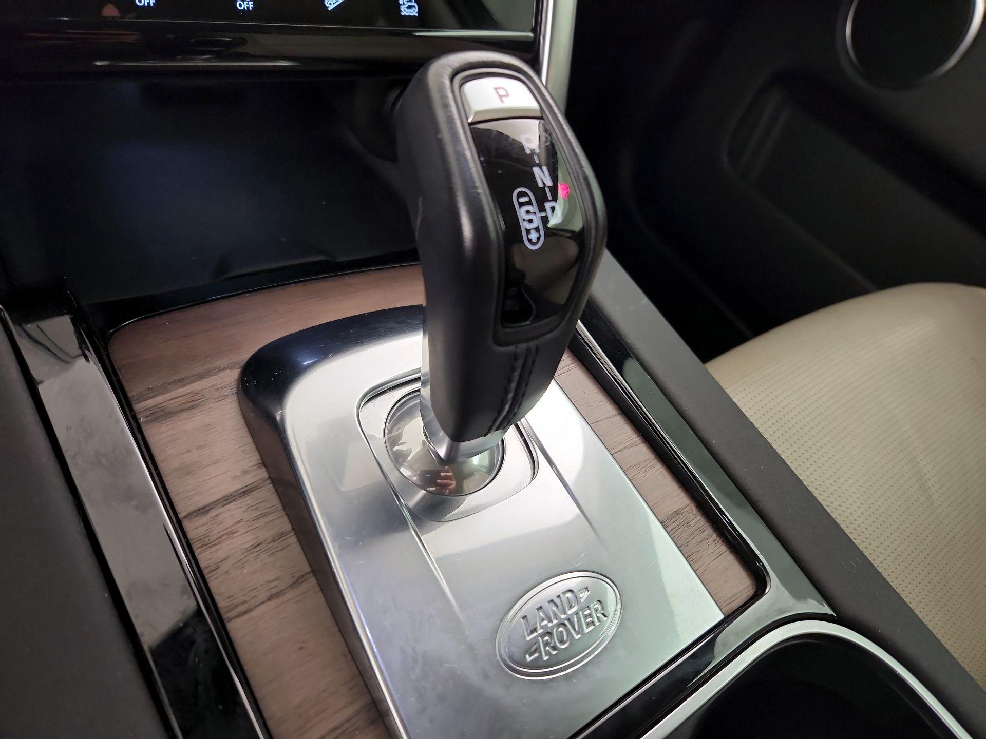 Thumbnail: 2020 Land Rover Discovery Sport - 18