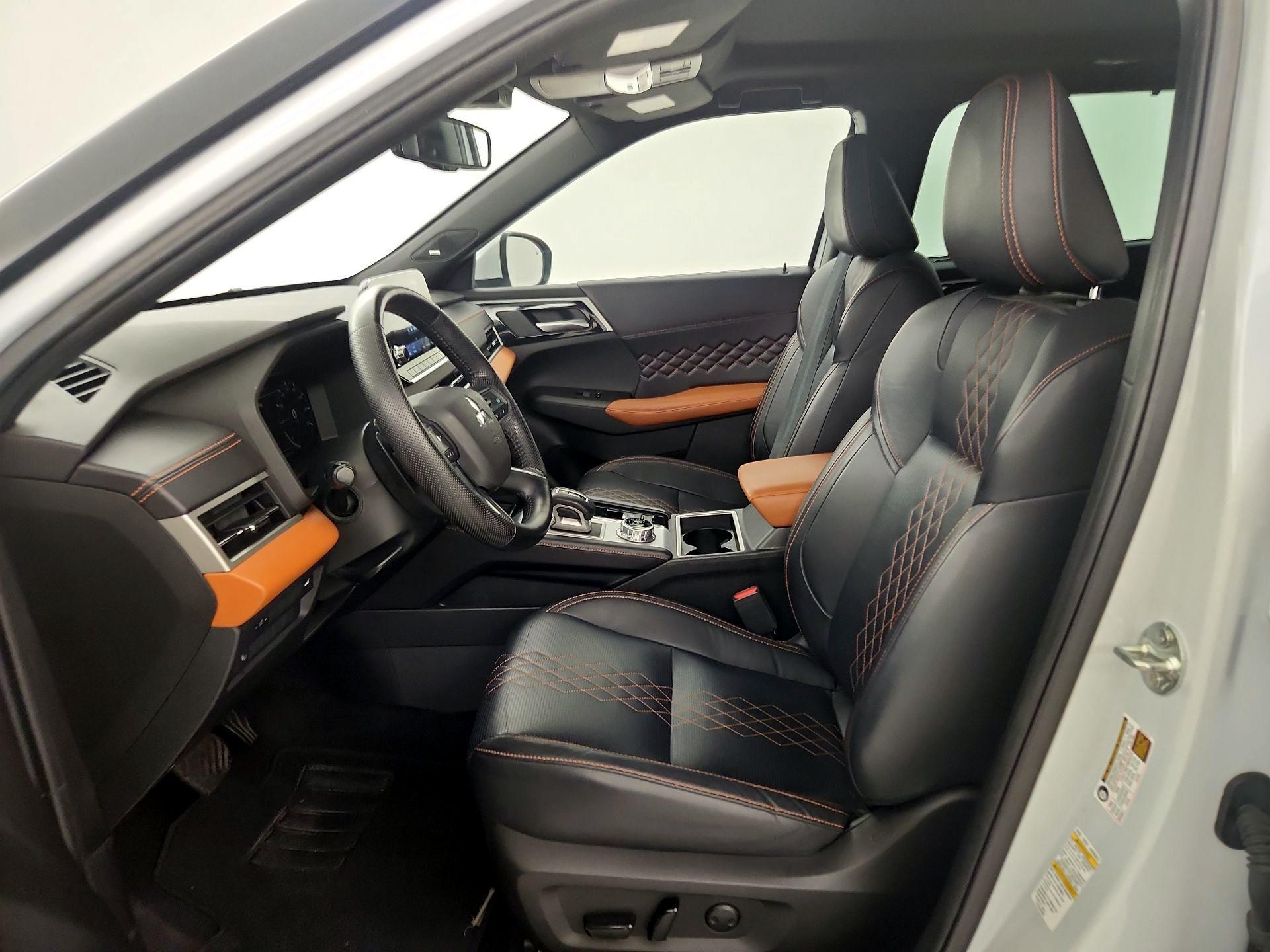 Thumbnail: 2023 Mitsubishi Outlander - 11