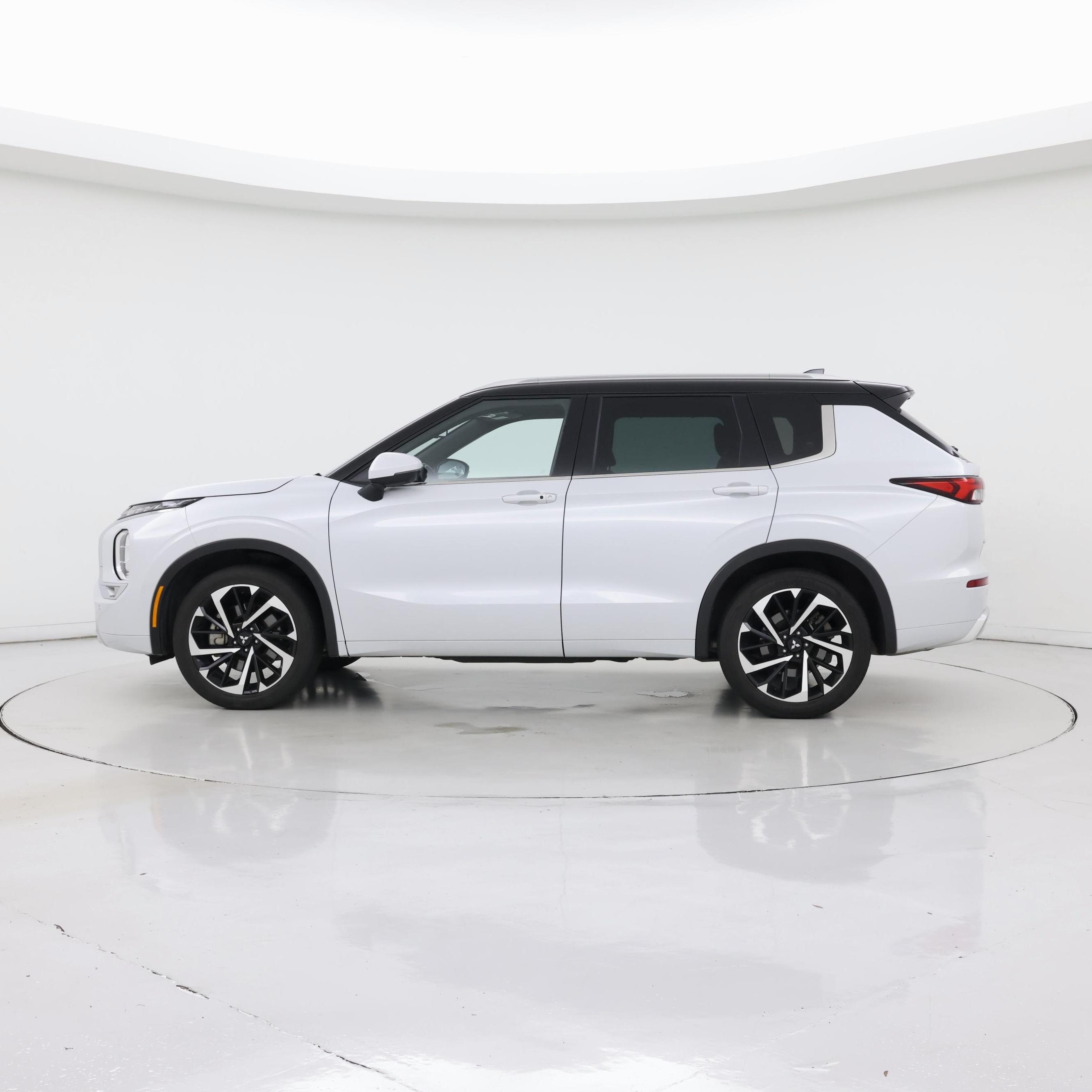 Thumbnail: 2023 Mitsubishi Outlander - 3