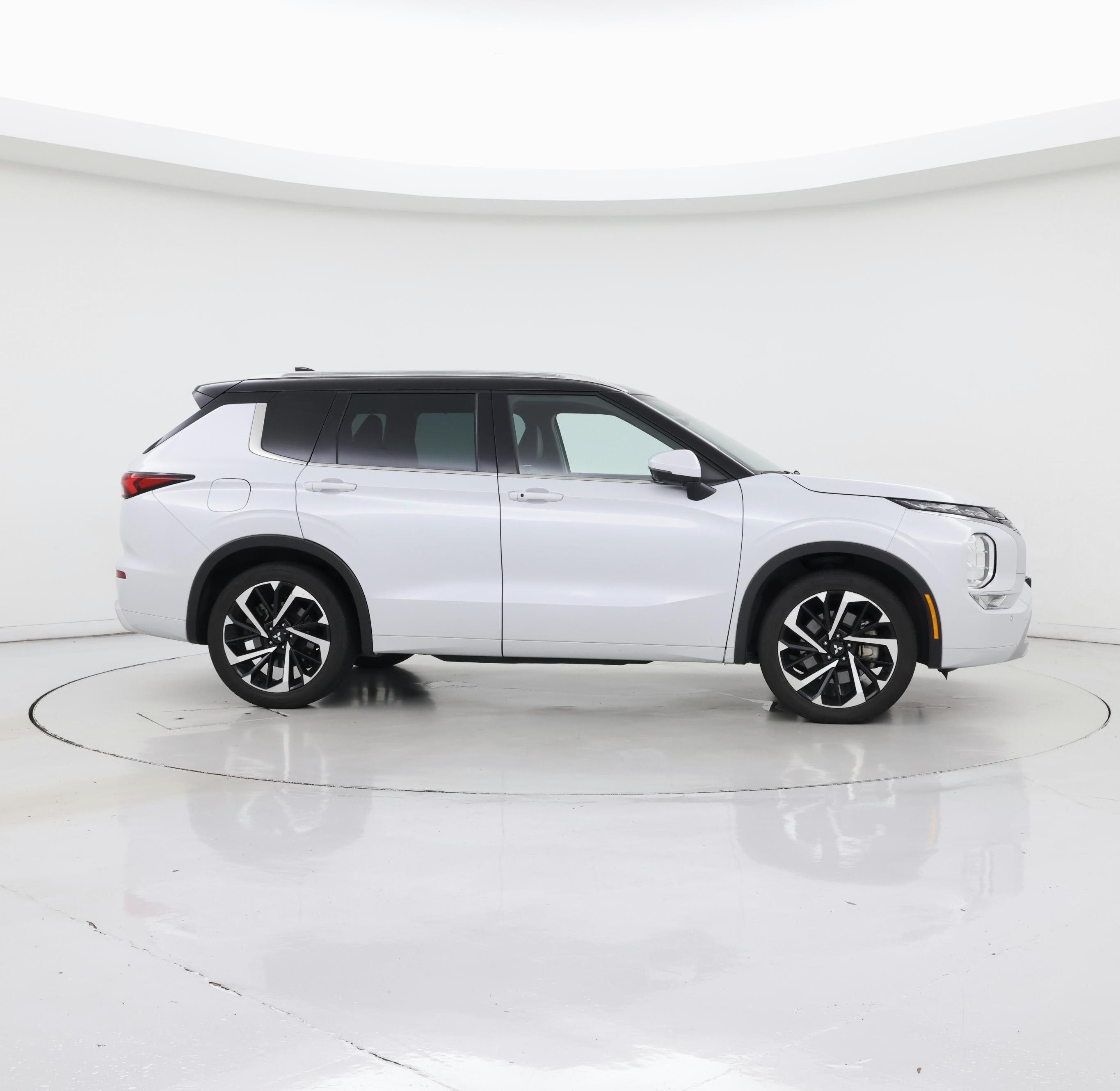 Thumbnail: 2023 Mitsubishi Outlander - 7