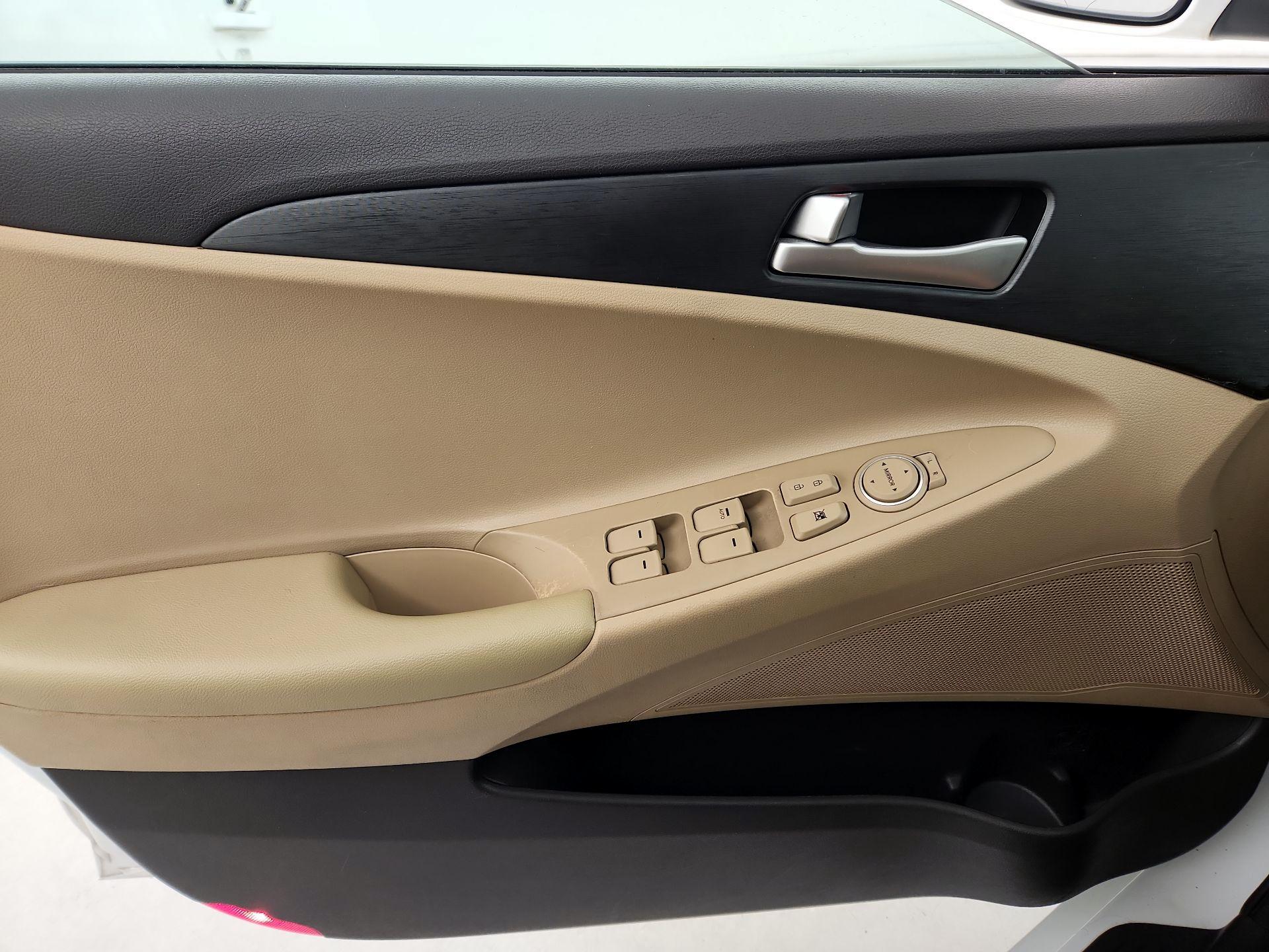 Thumbnail: 2013 Hyundai Sonata - 12