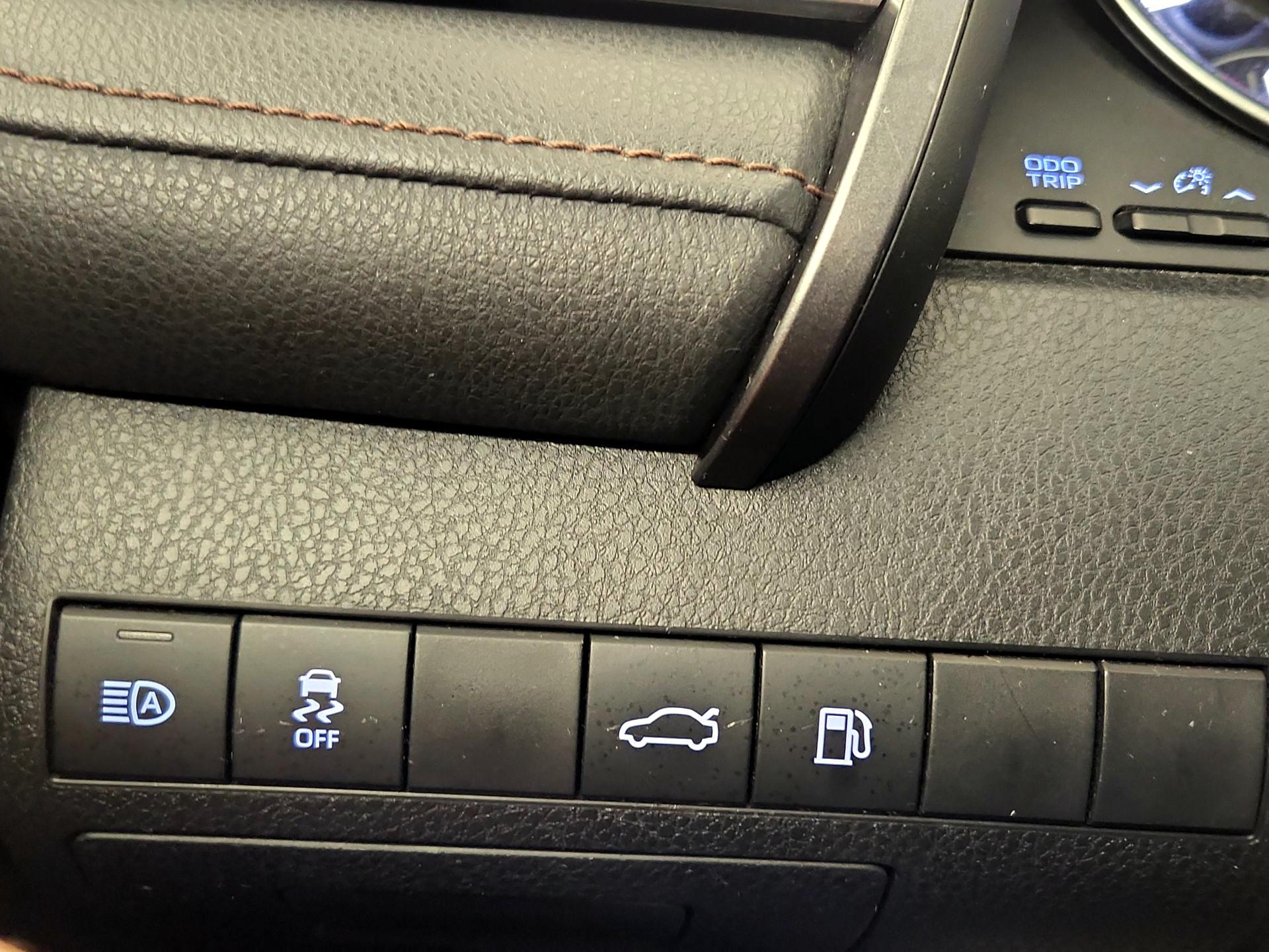 Thumbnail: 2018 Toyota Camry - 13