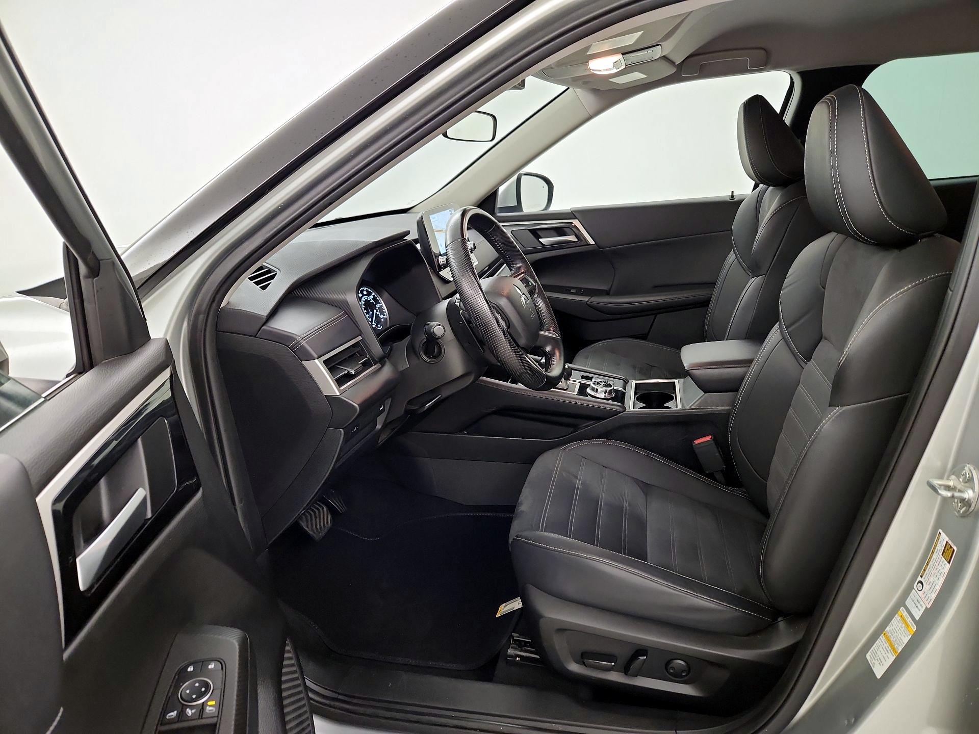 Thumbnail: 2023 Mitsubishi Outlander - 11