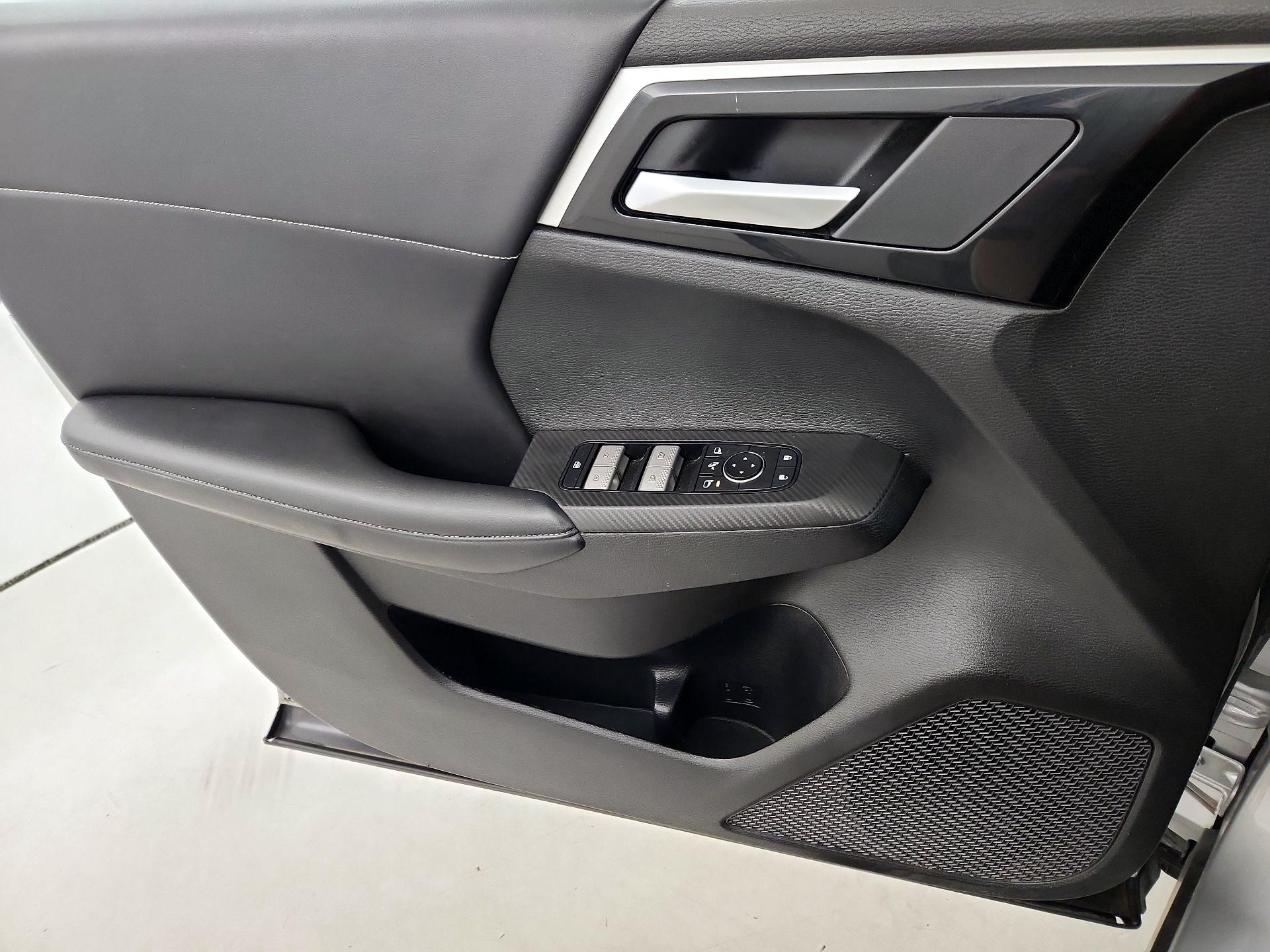 Thumbnail: 2023 Mitsubishi Outlander - 12