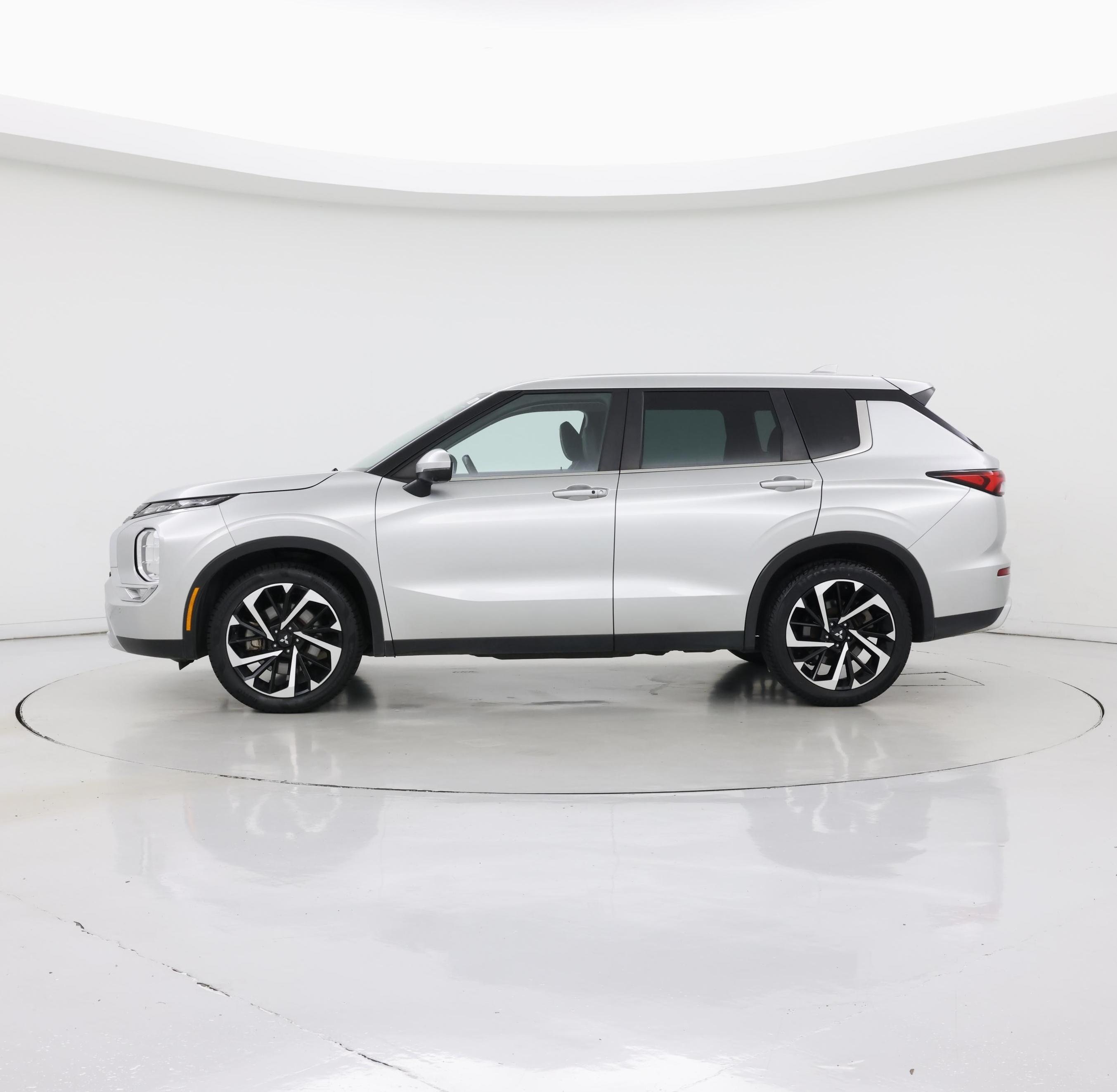 Thumbnail: 2023 Mitsubishi Outlander - 3