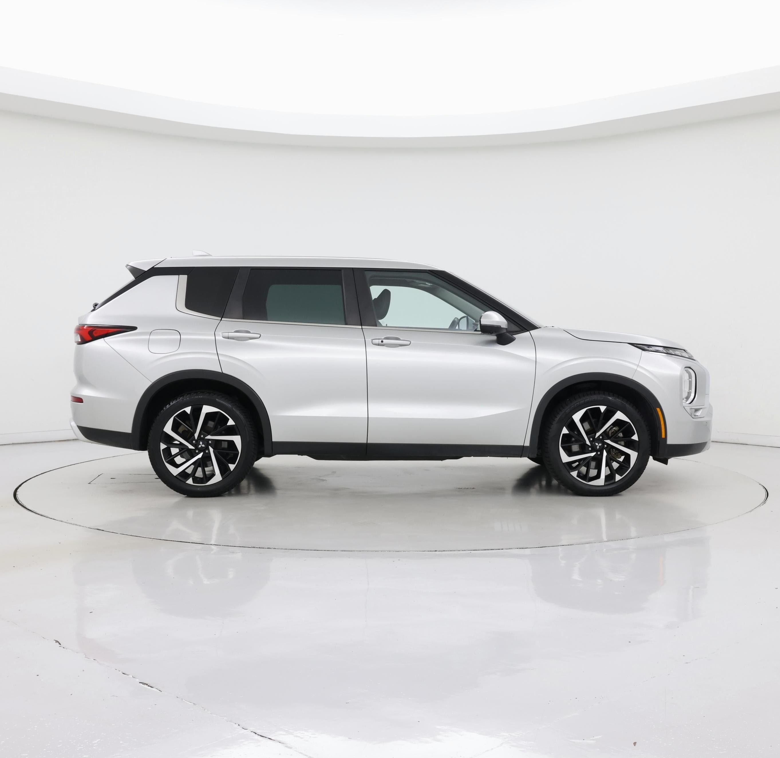 Thumbnail: 2023 Mitsubishi Outlander - 7
