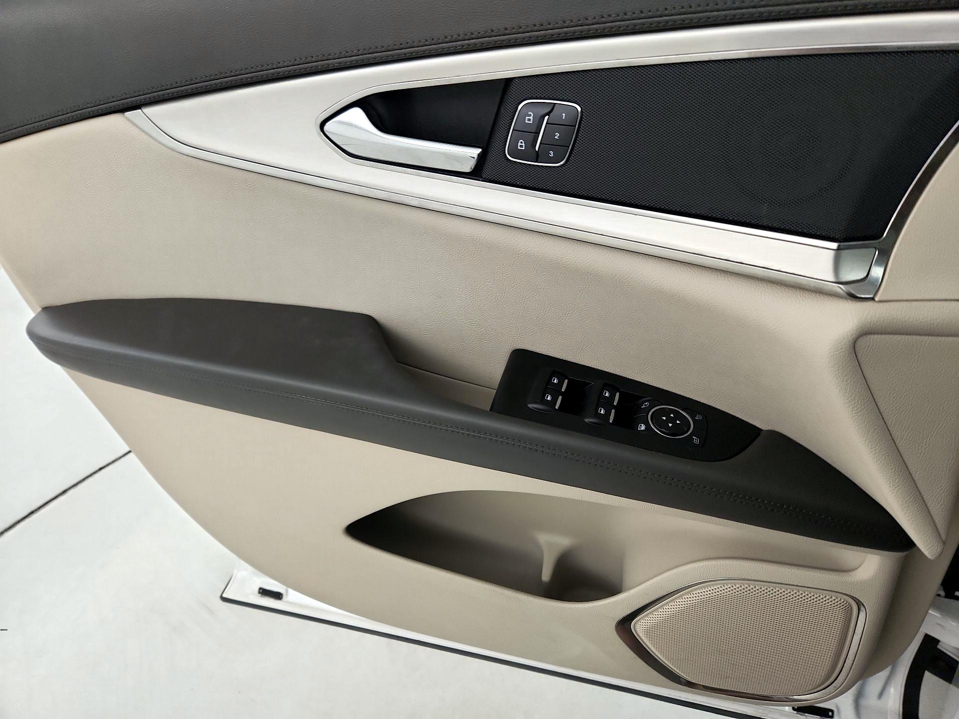 Thumbnail: 2019 Lincoln Nautilus - 12