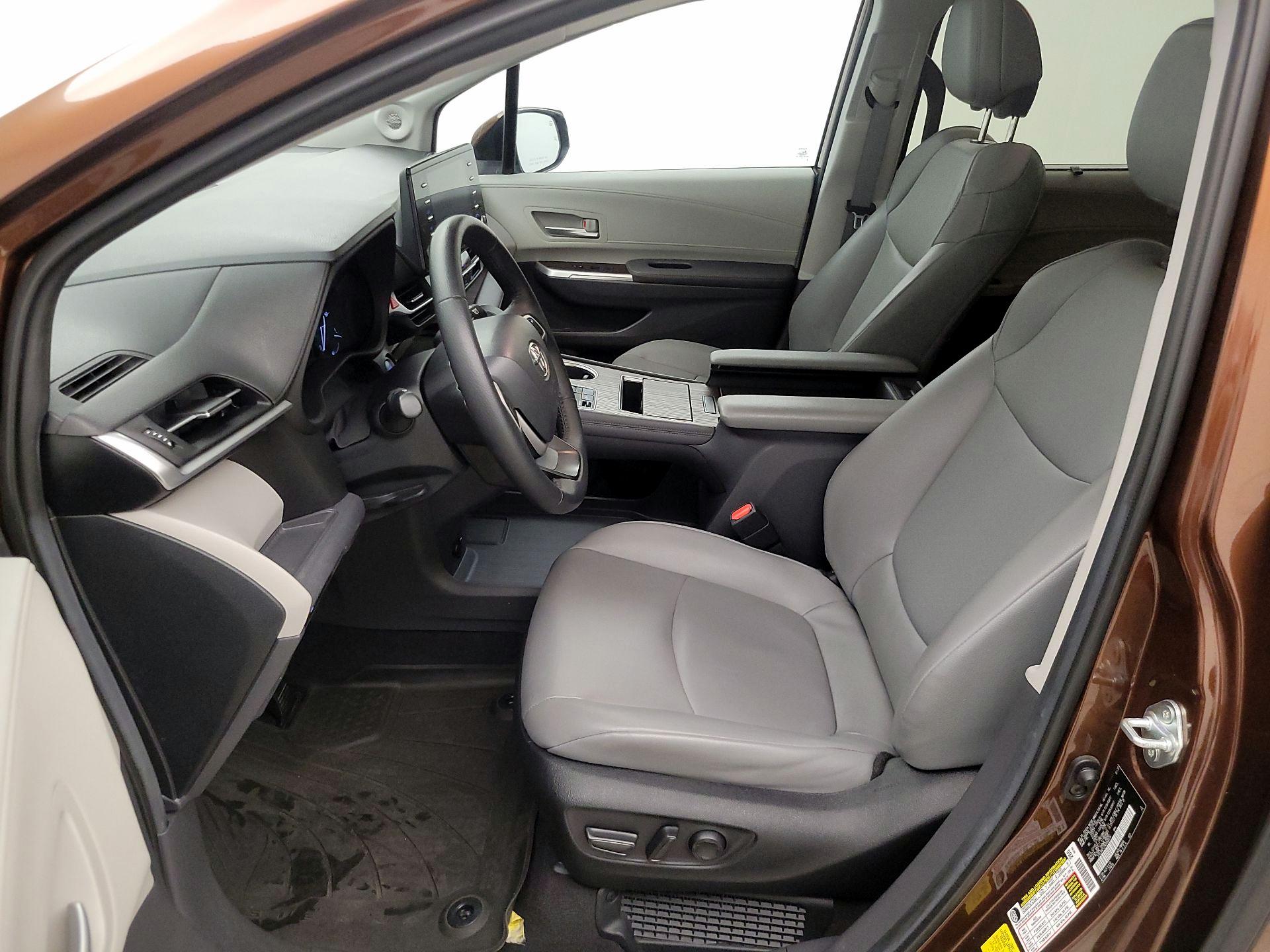 Thumbnail: 2022 Toyota Sienna - 11