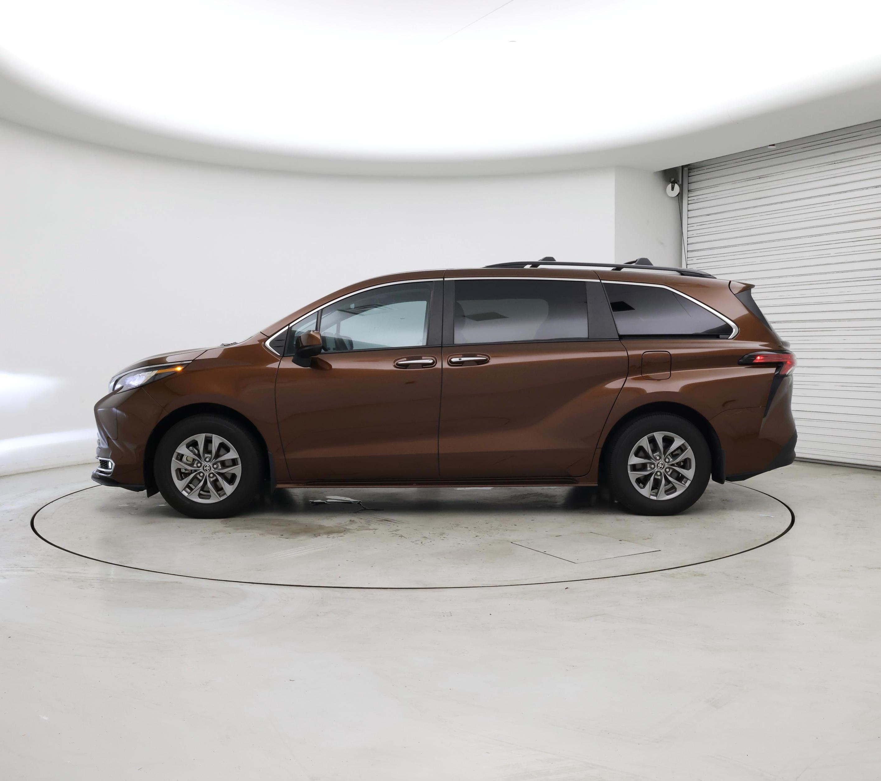 Thumbnail: 2022 Toyota Sienna - 3