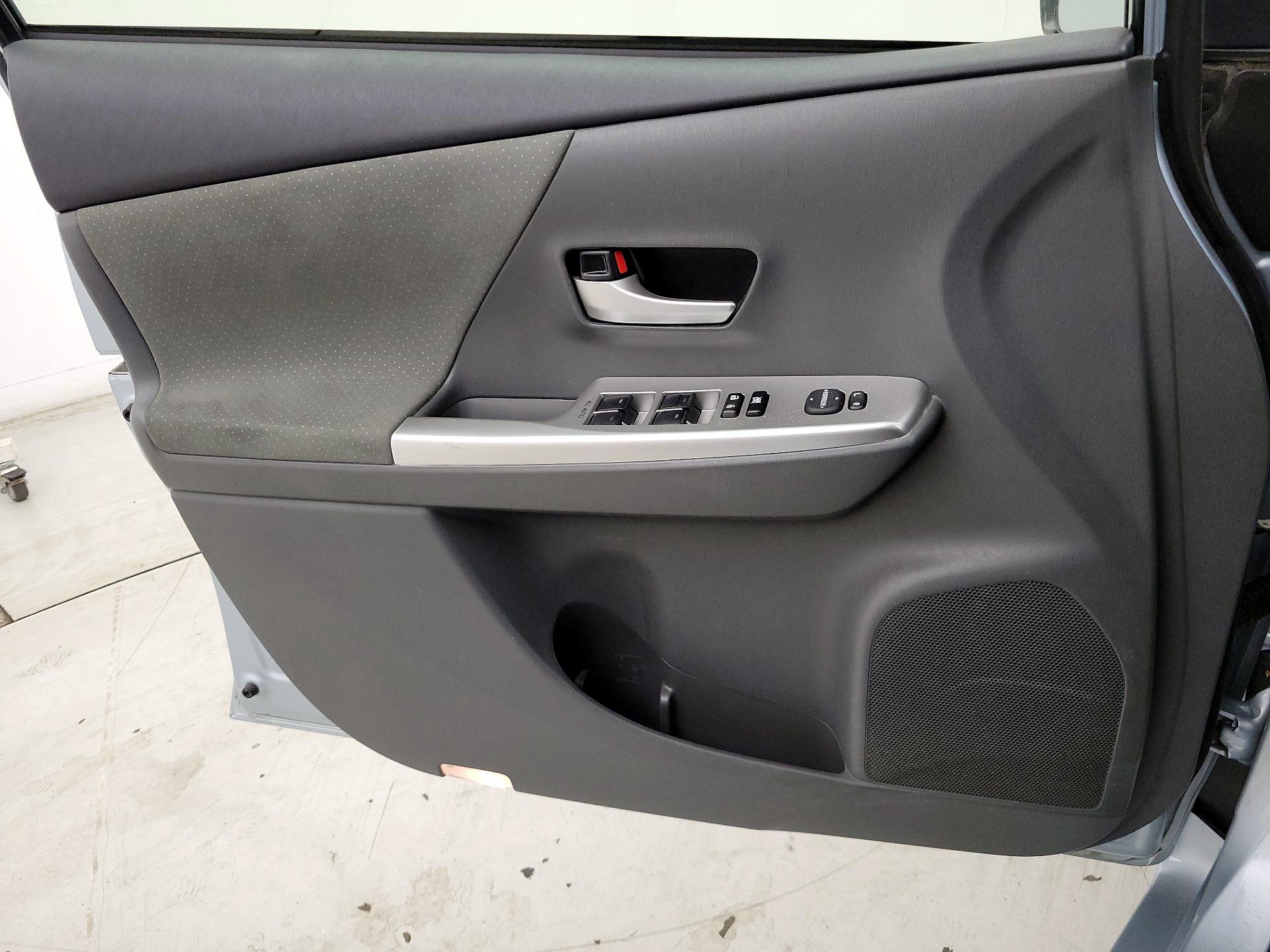 Thumbnail: 2013 Toyota Prius v - 12