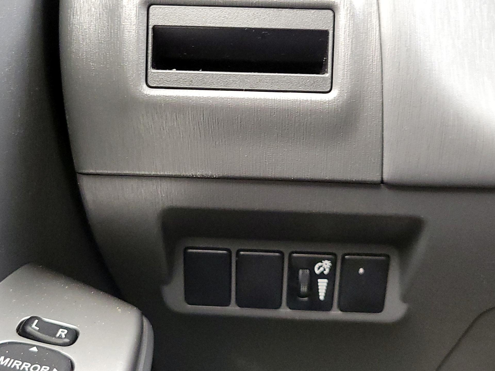 Thumbnail: 2013 Toyota Prius v - 13