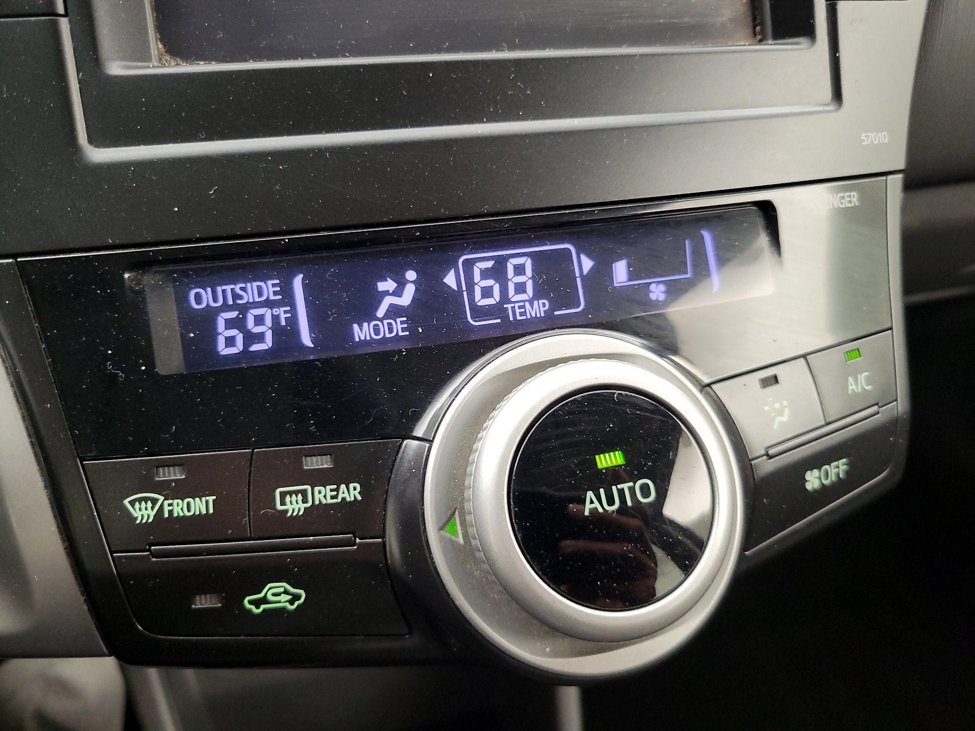 Thumbnail: 2013 Toyota Prius v - 16
