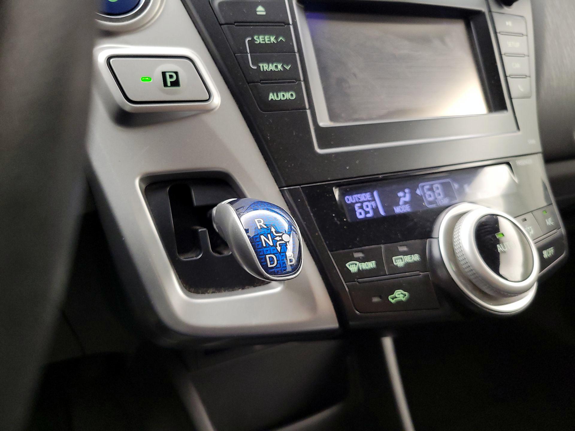 Thumbnail: 2013 Toyota Prius v - 17
